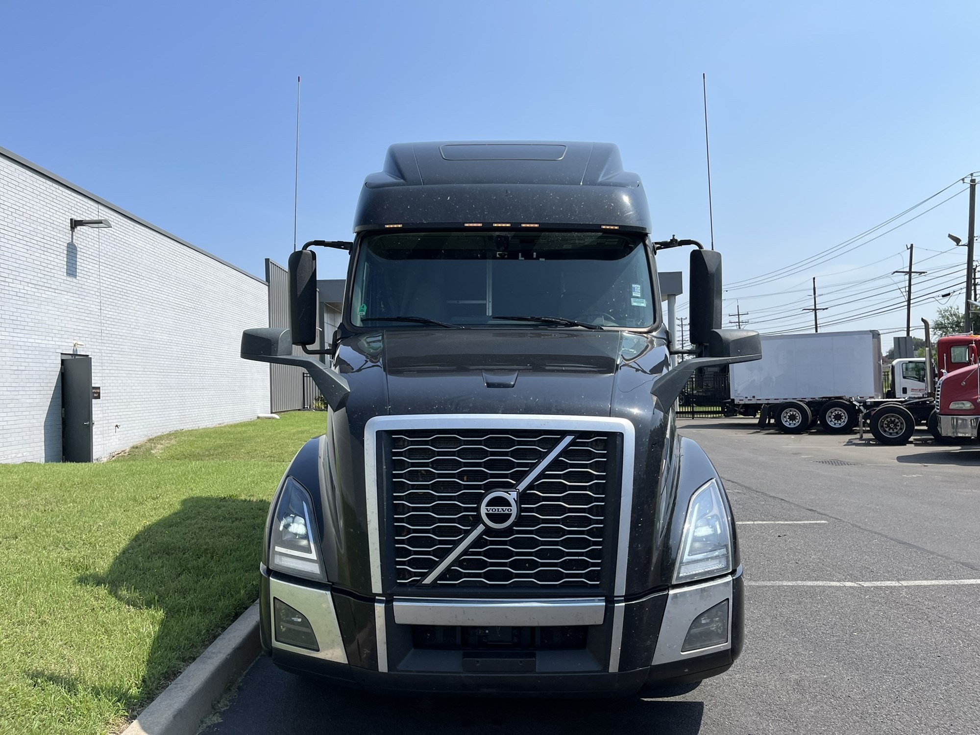 2024 Volvo VNL860 2024 Volvo VNL860 - image 2 of 6