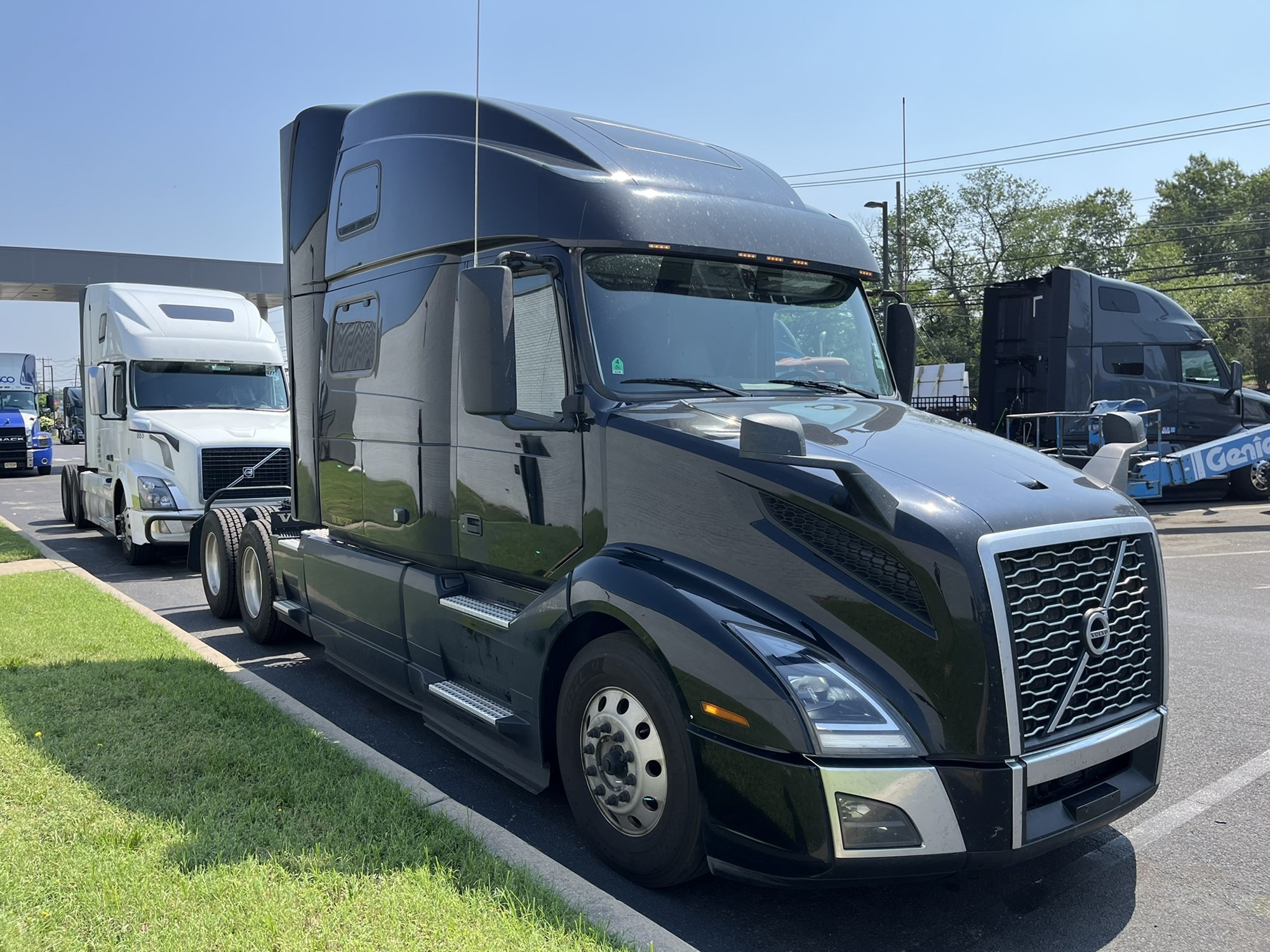 2024 Volvo VNL860 2024 Volvo VNL860 - image 3 of 6