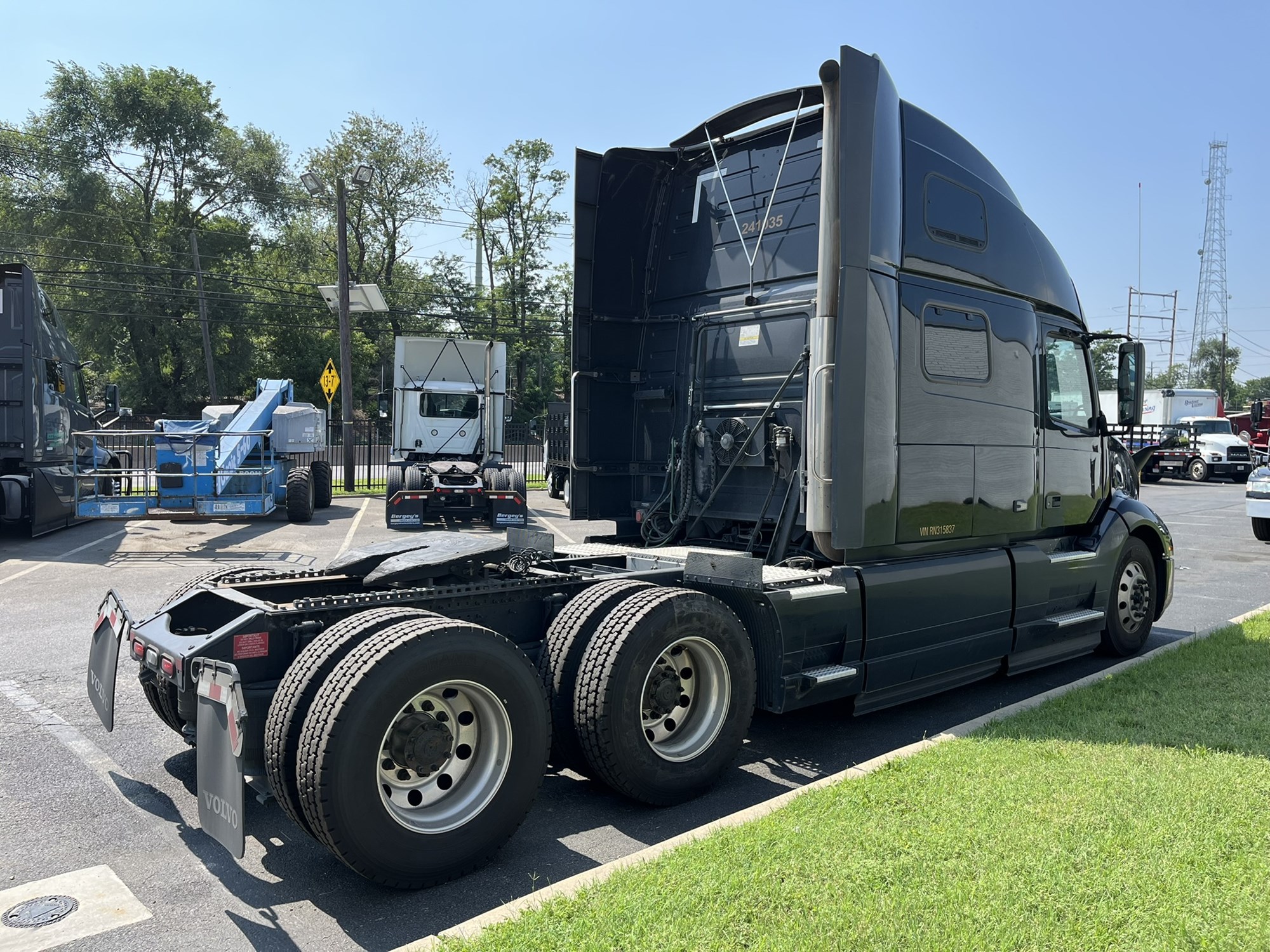 2024 Volvo VNL860 2024 Volvo VNL860 - image 4 of 6