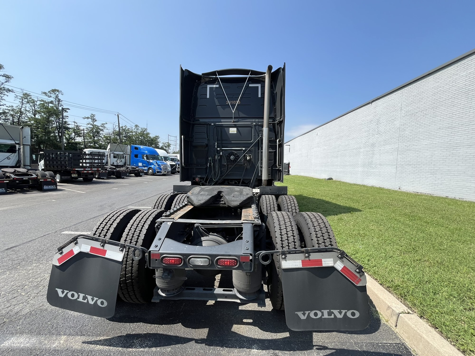 2024 Volvo VNL860 2024 Volvo VNL860 - image 5 of 6