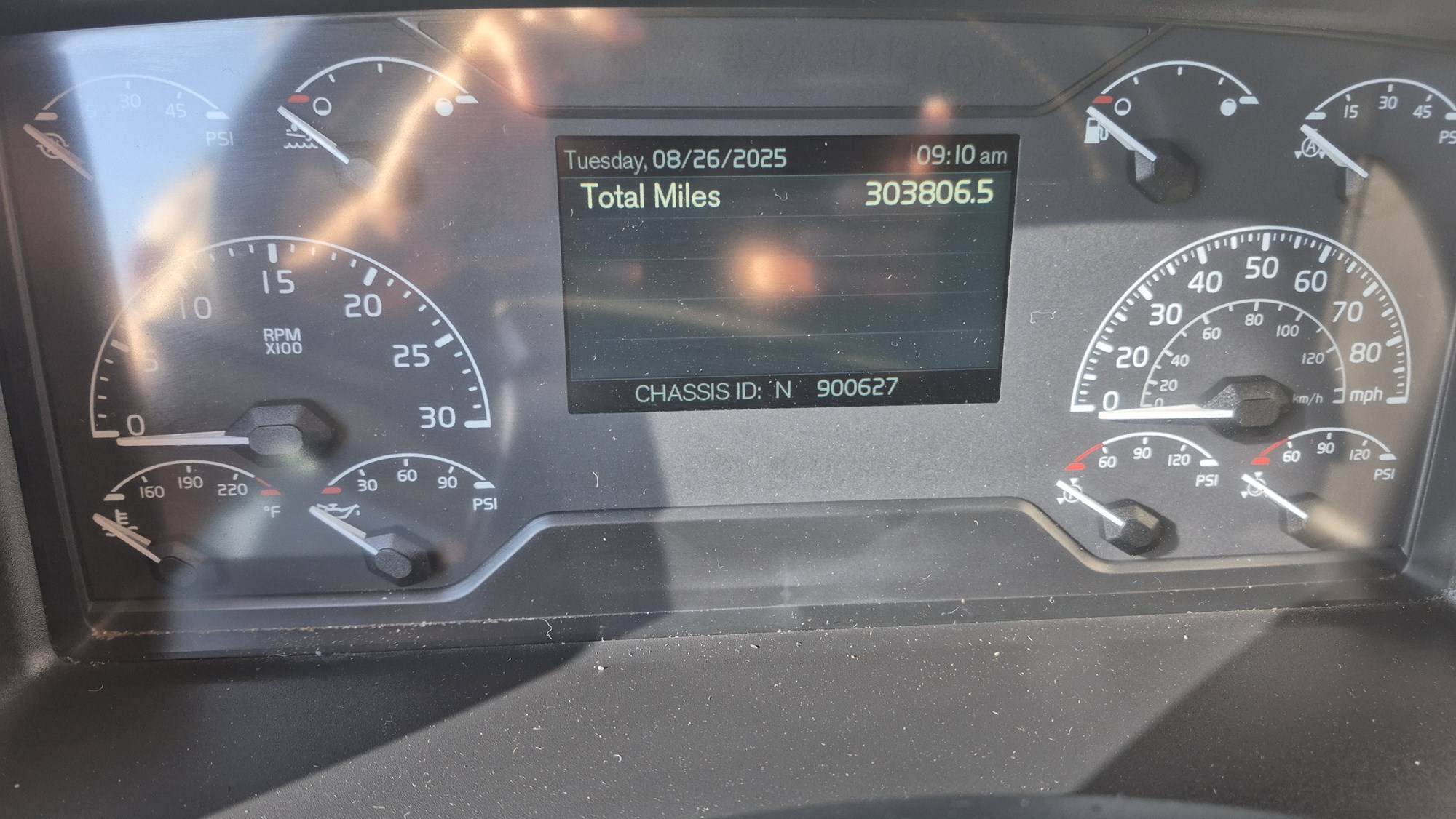 2019 VOLVO VNL64T740 VNL64 2019 VOLVO VNL64T740 VNL64 - image 4 of 6