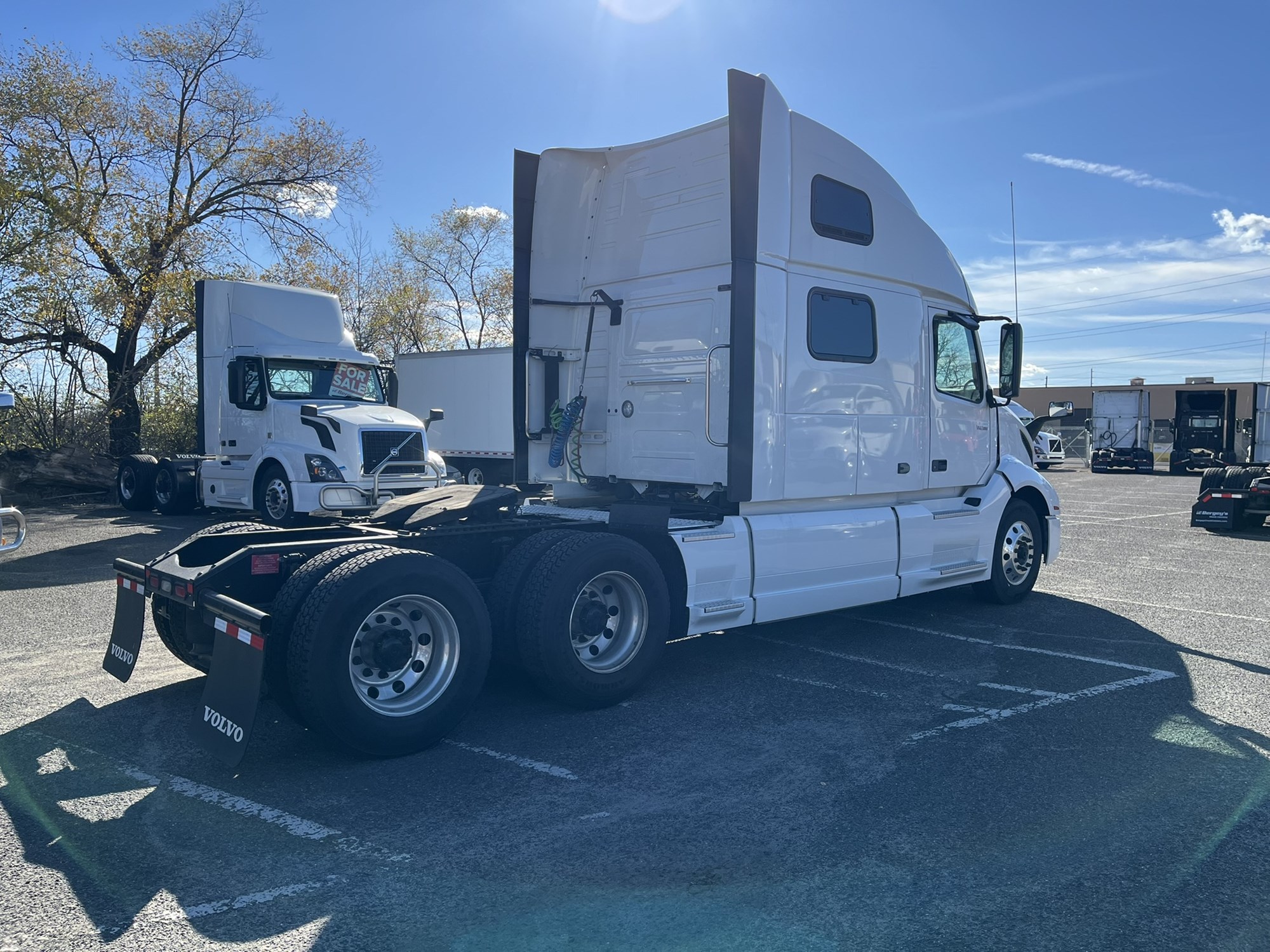 2023 VOLVO VNL860 - image 4 of 6