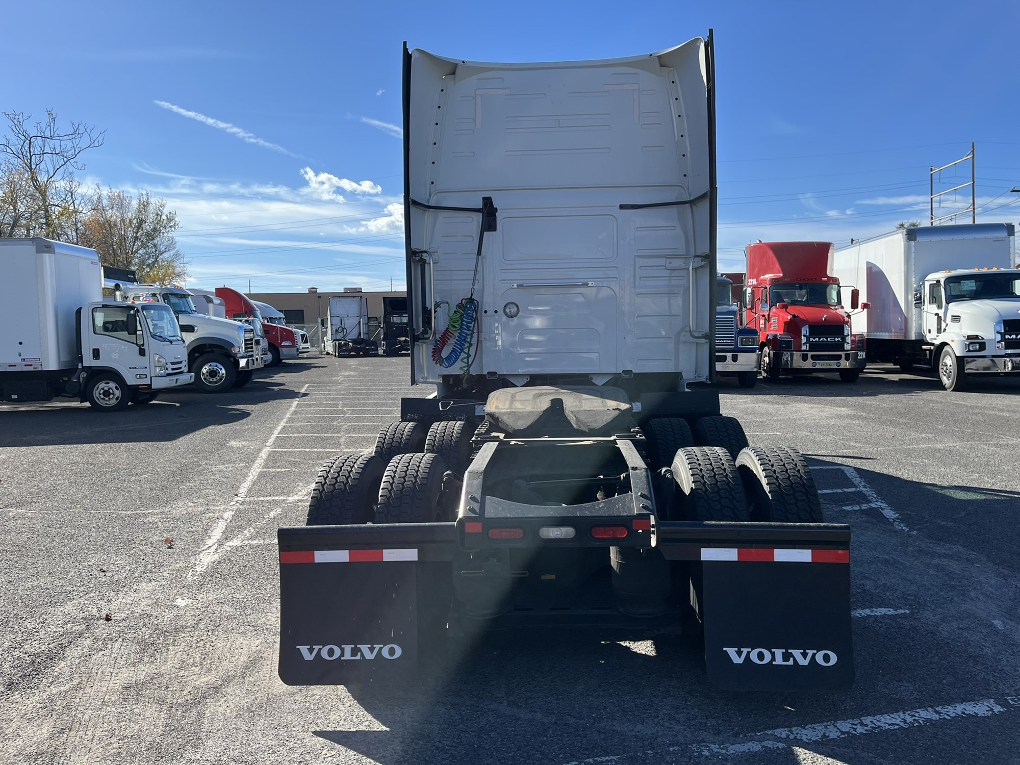 2023 VOLVO VNL860 - image 5 of 6