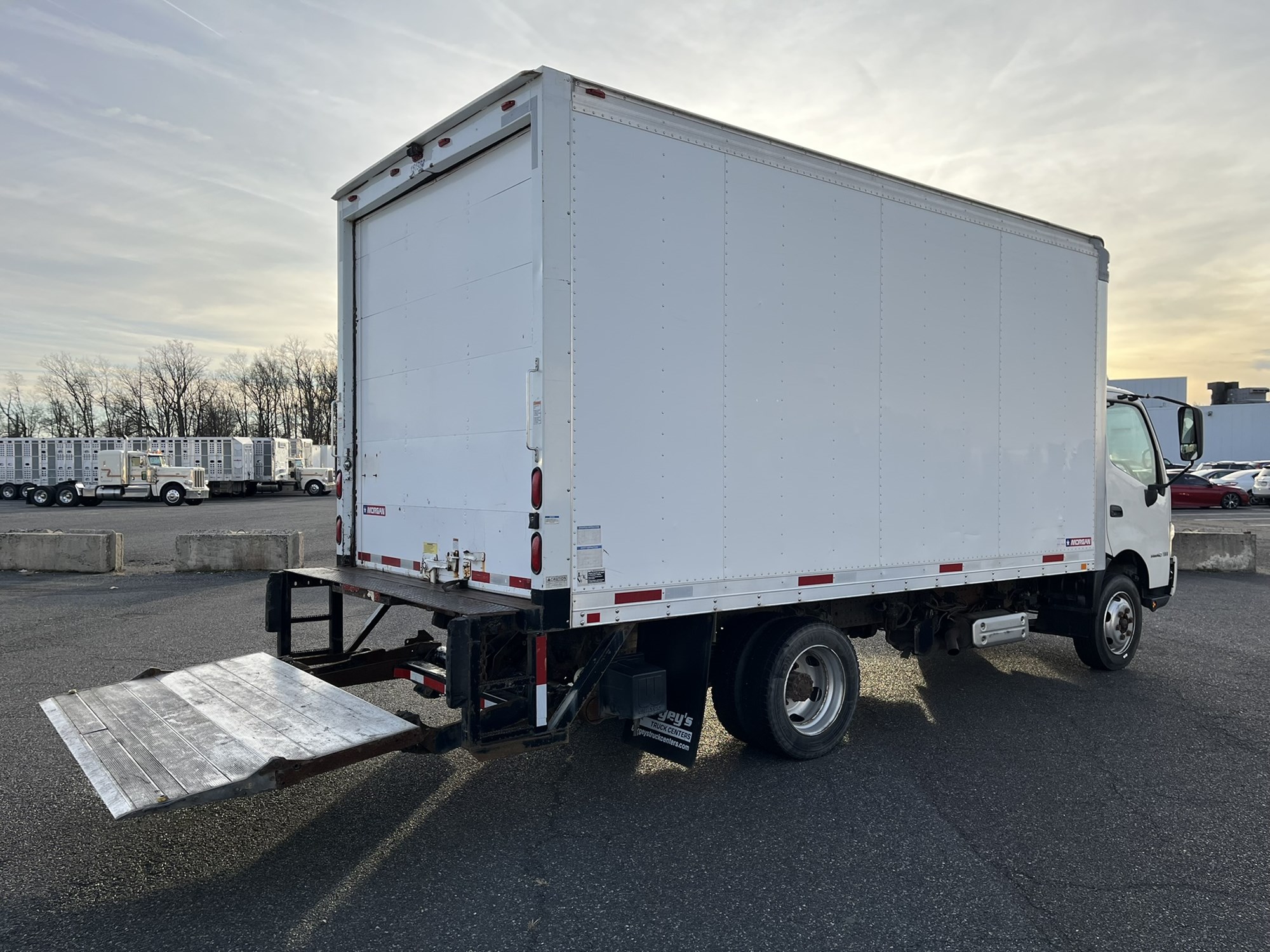 2015 HINO 195 1000441-04 2015 HINO 195 1000441-04