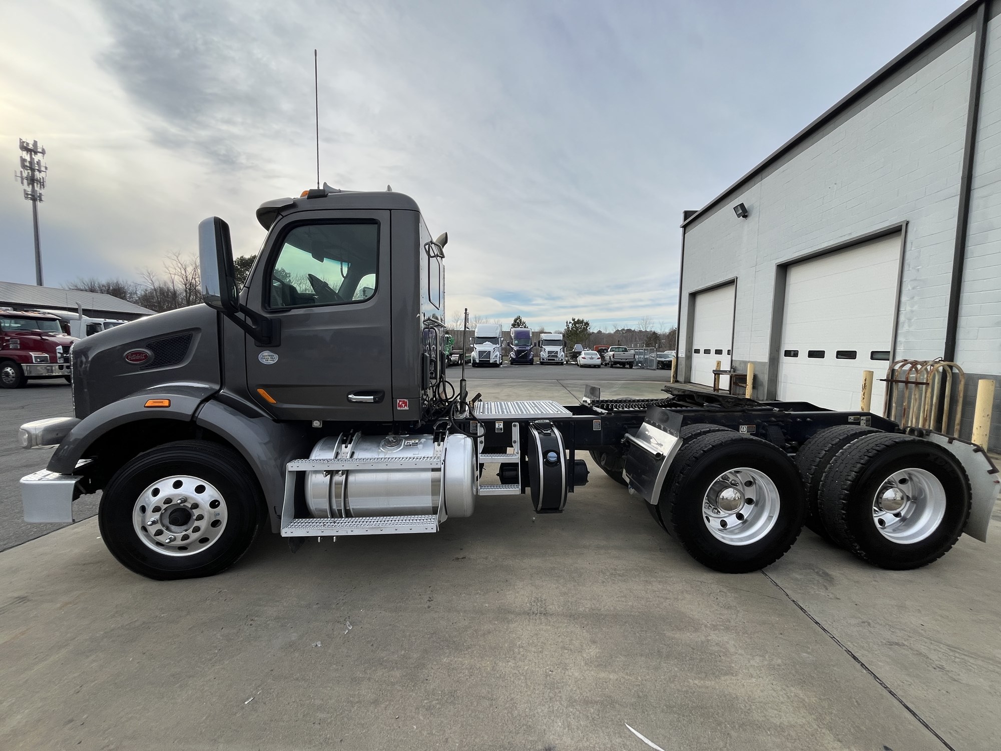 2019 PETERBILT 567 2019 PETERBILT 567 - image 3 of 6