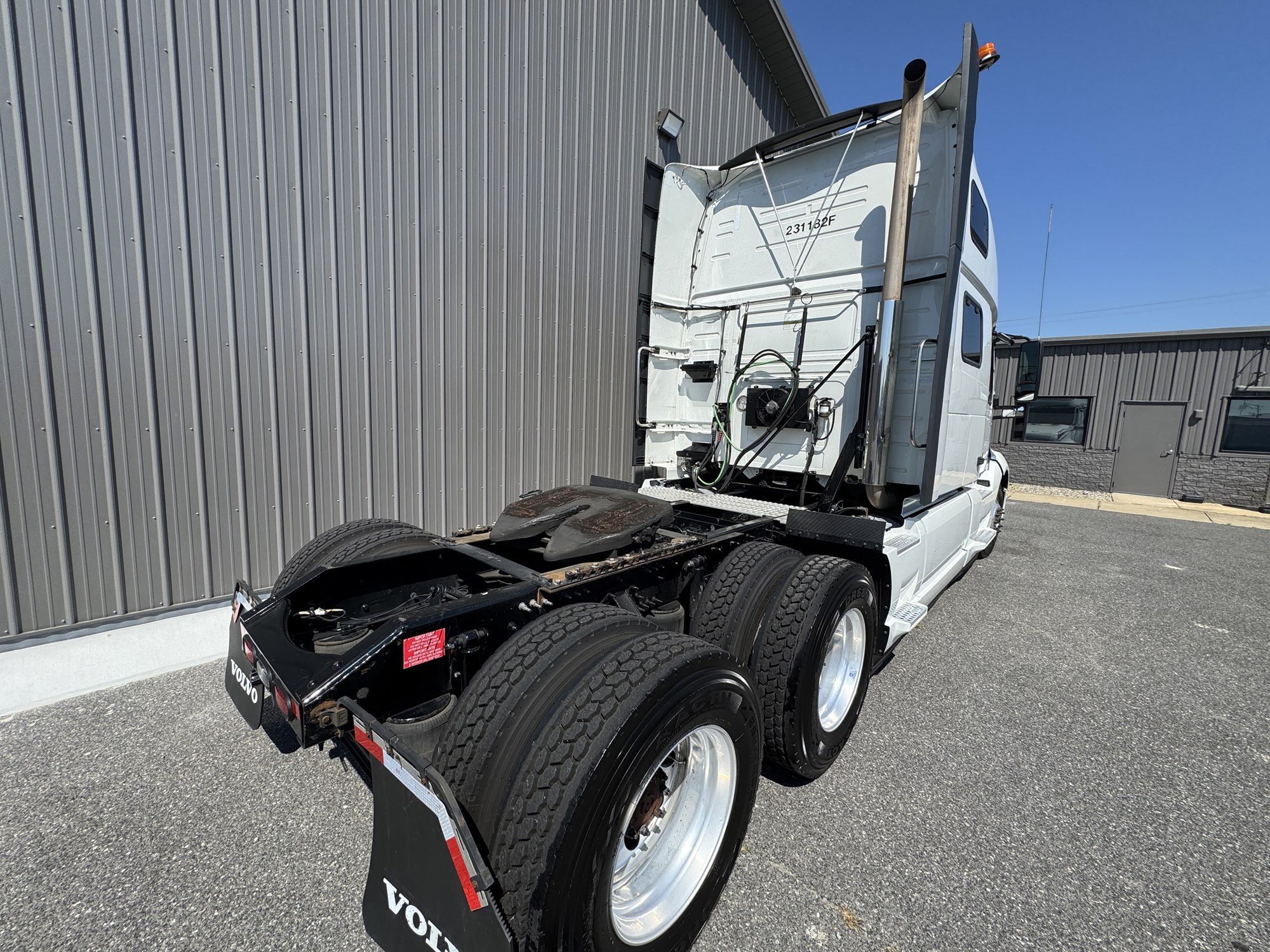 2023 Volvo VNL860 2023 Volvo VNL860 - image 4 of 6