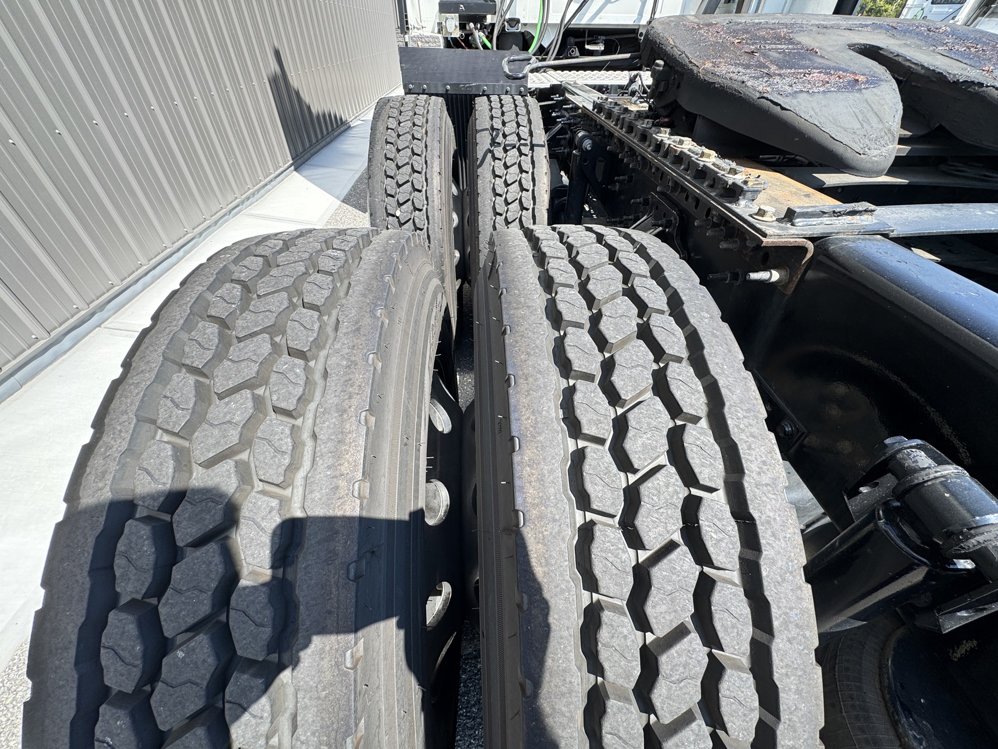 2023 Volvo VNL860 2023 Volvo VNL860 - image 5 of 6