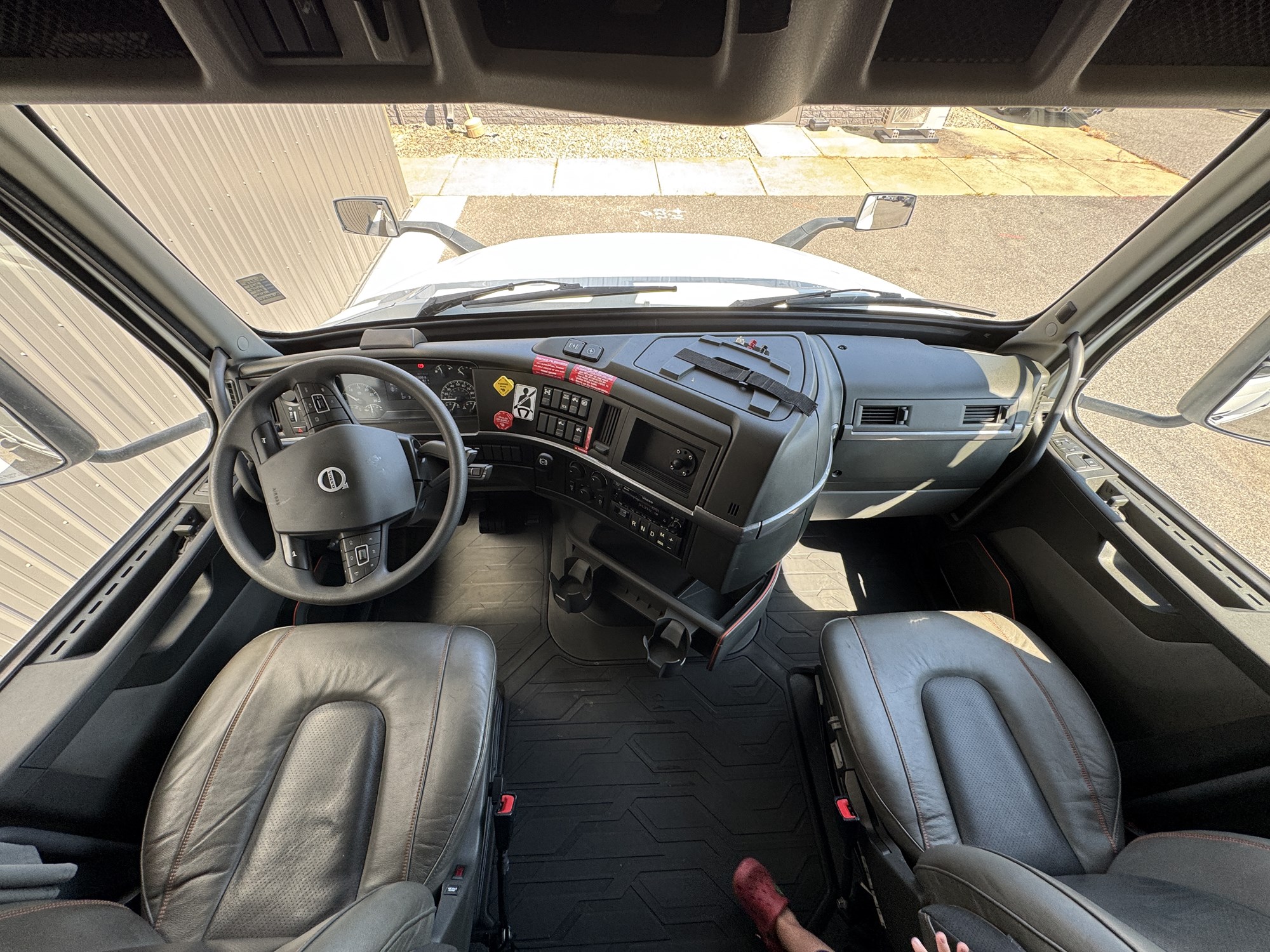 2023 Volvo VNL860 1091447-10 2023 Volvo VNL860 1091447-10