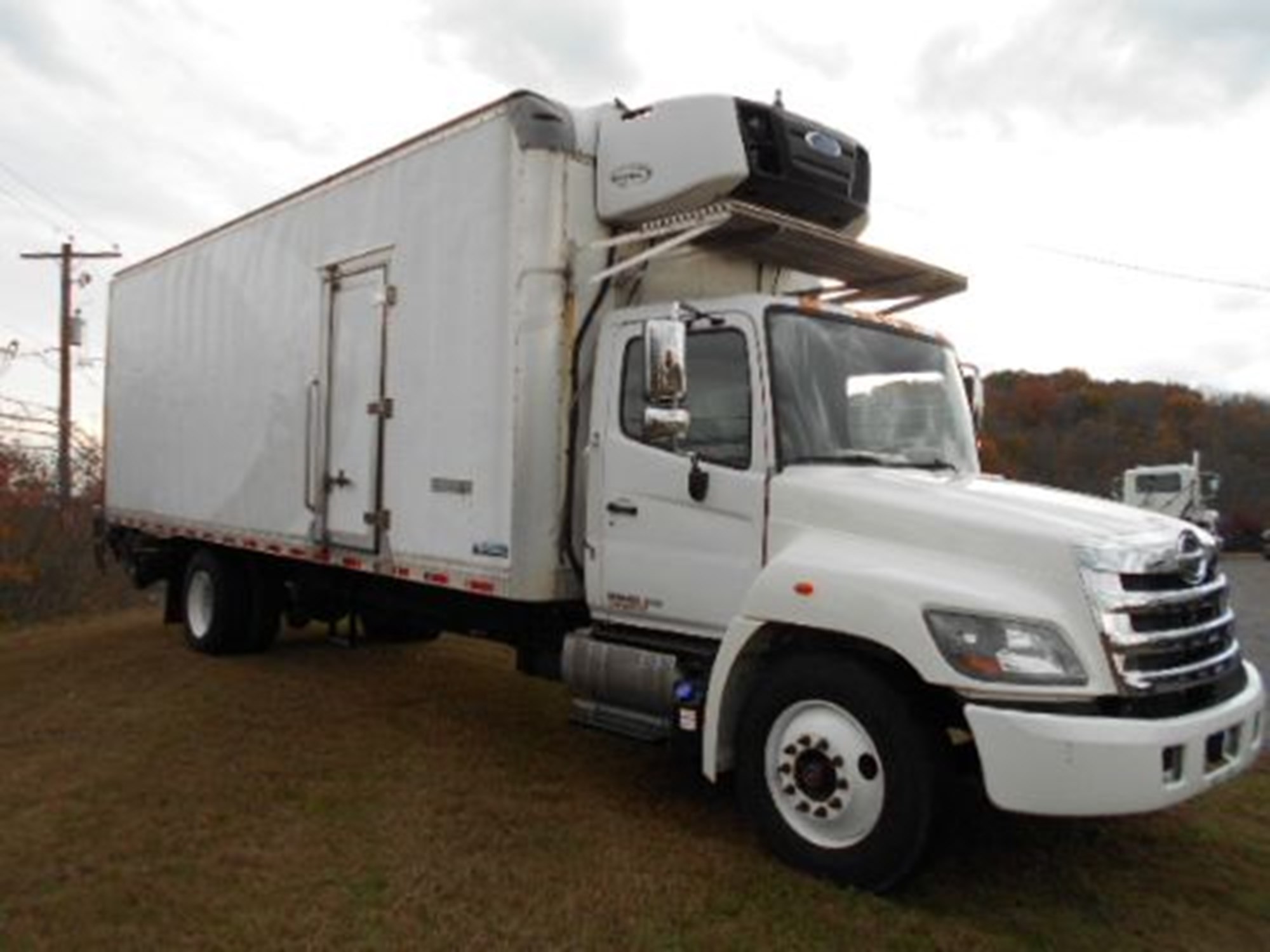 2020 Hino 268A 2020 Hino 268A - image 2 of 6