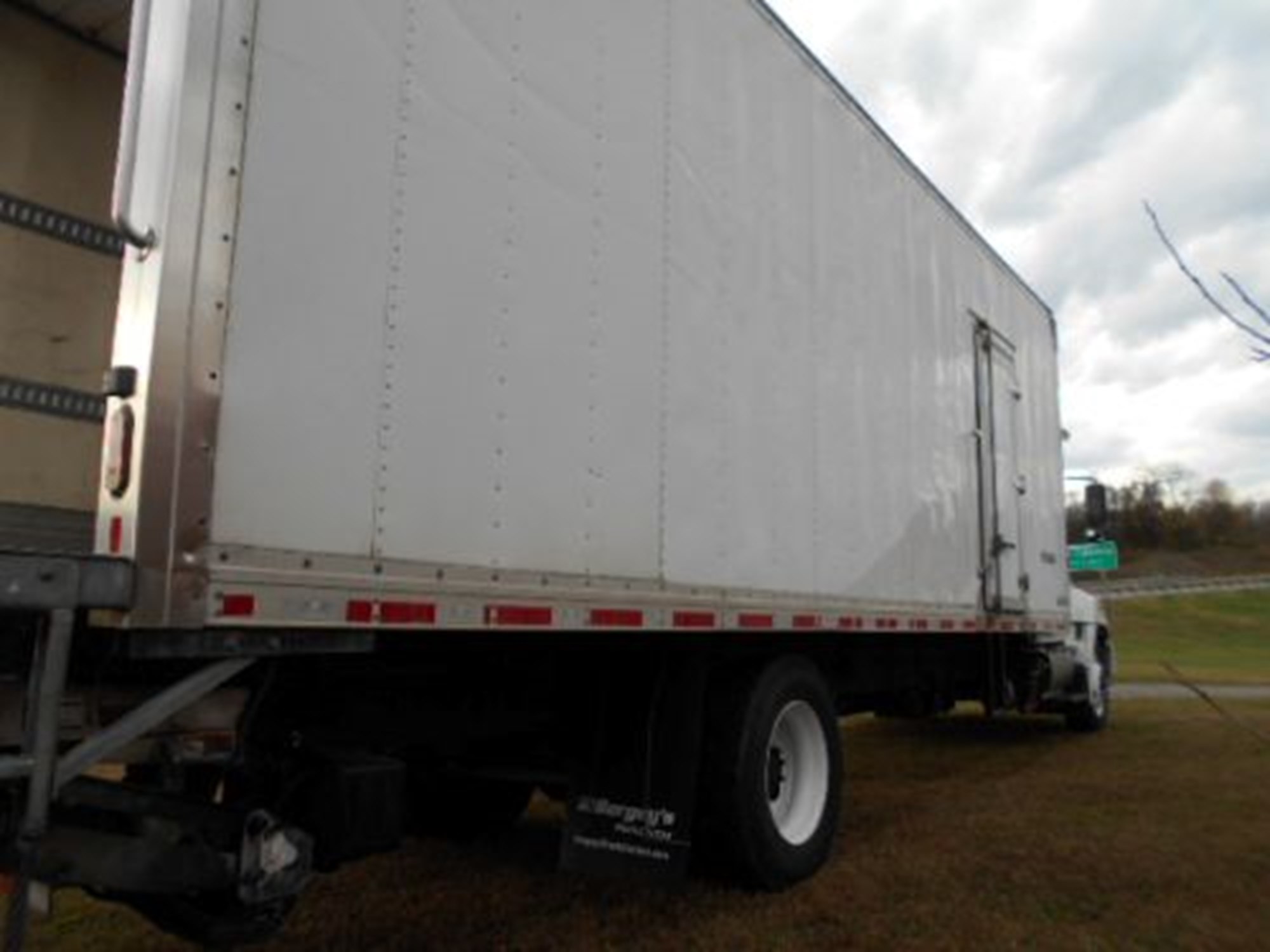 2020 Hino 268A 2020 Hino 268A - image 3 of 6