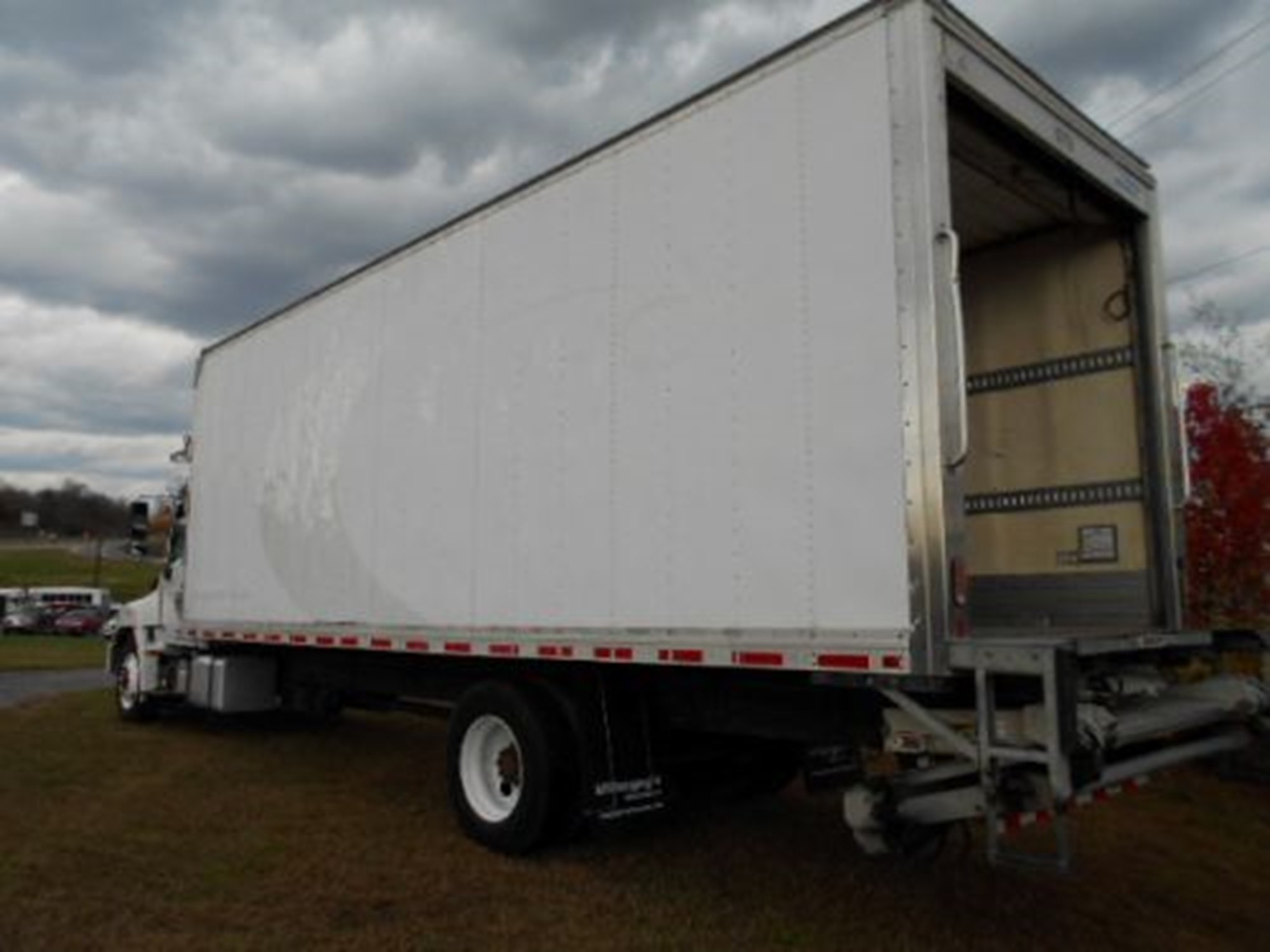 2020 Hino 268A 2020 Hino 268A - image 4 of 6