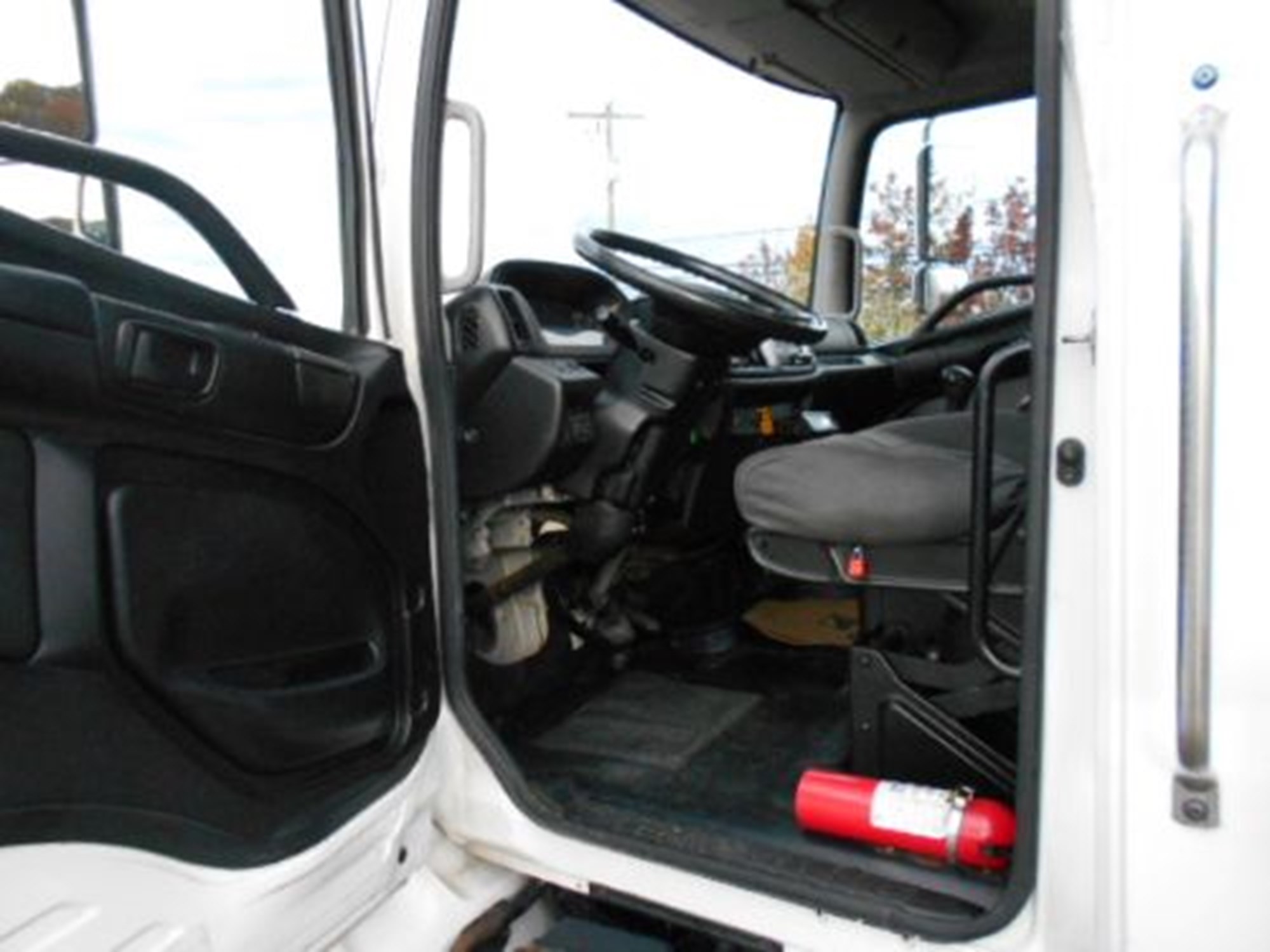 2020 Hino 268A 2020 Hino 268A - image 6 of 6