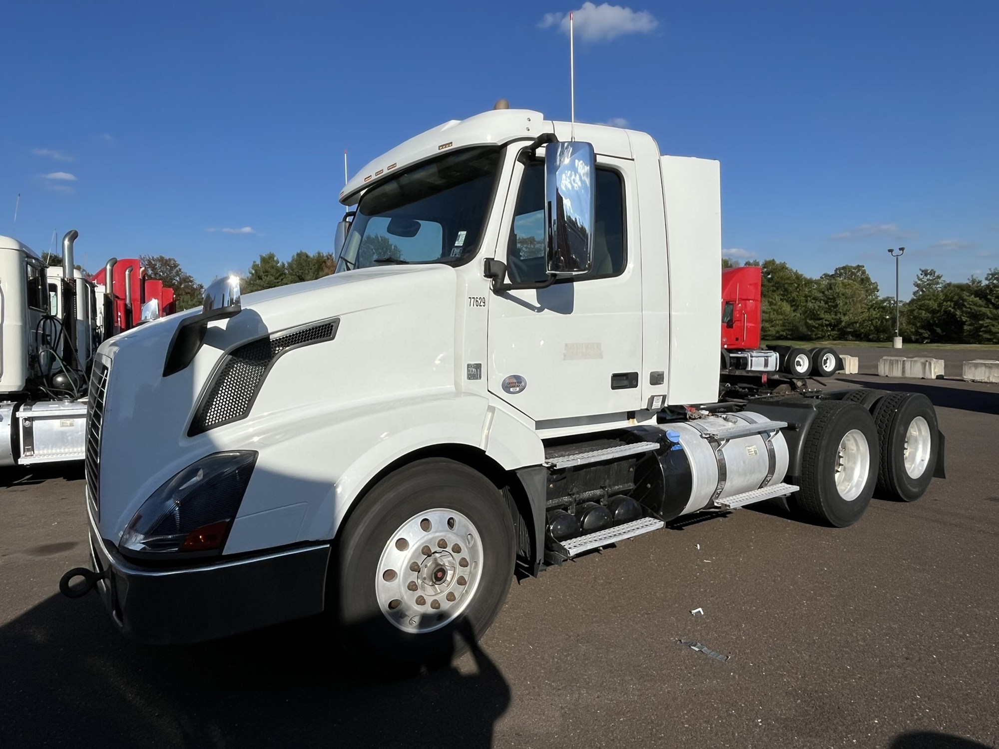 2017 VOLVO VNL64T300 2017 VOLVO VNL64T300 - image 2 of 3