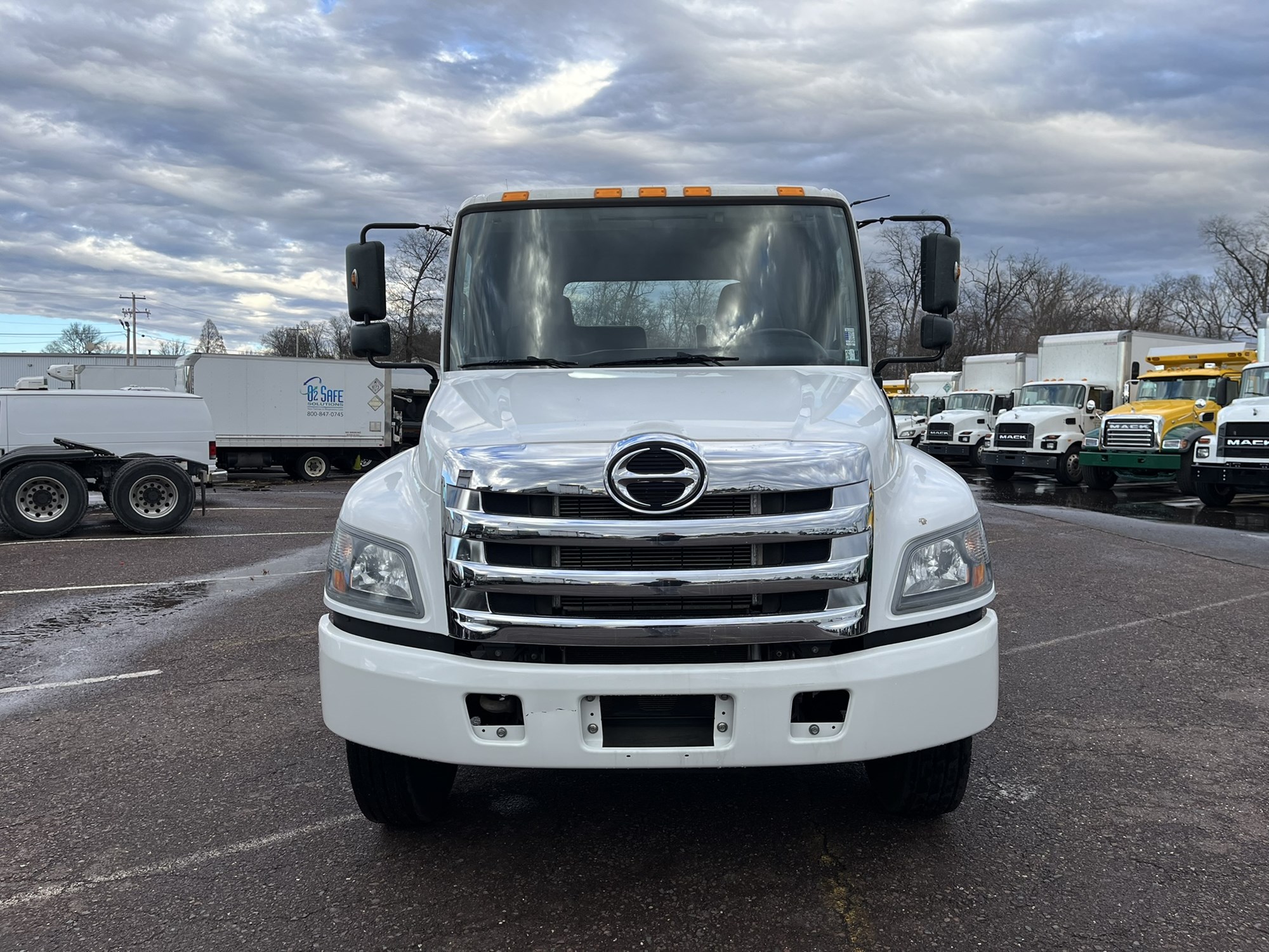 2019 HINO 268A 2019 HINO 268A - image 2 of 6
