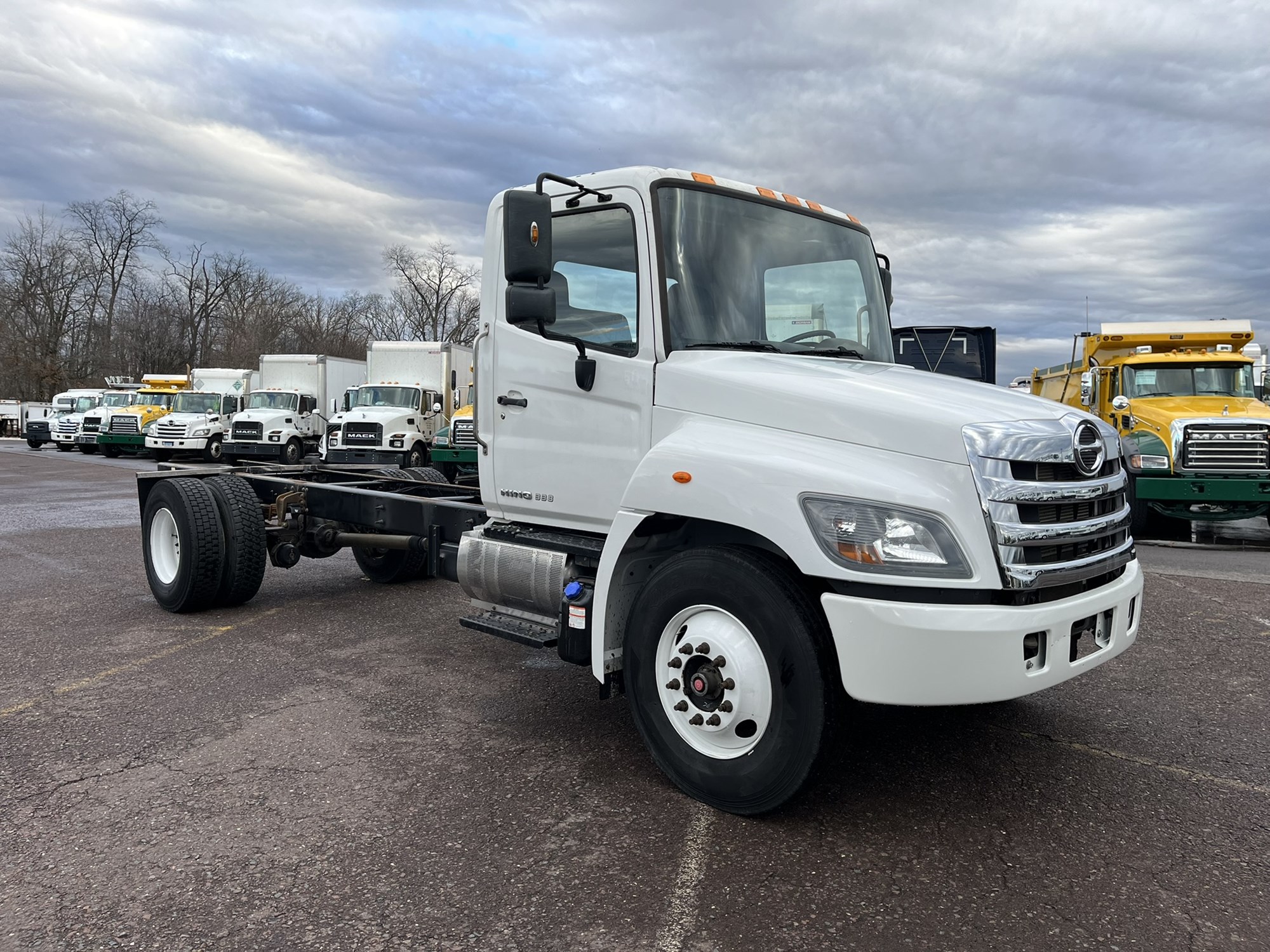 2019 HINO 268A 2019 HINO 268A - image 3 of 6
