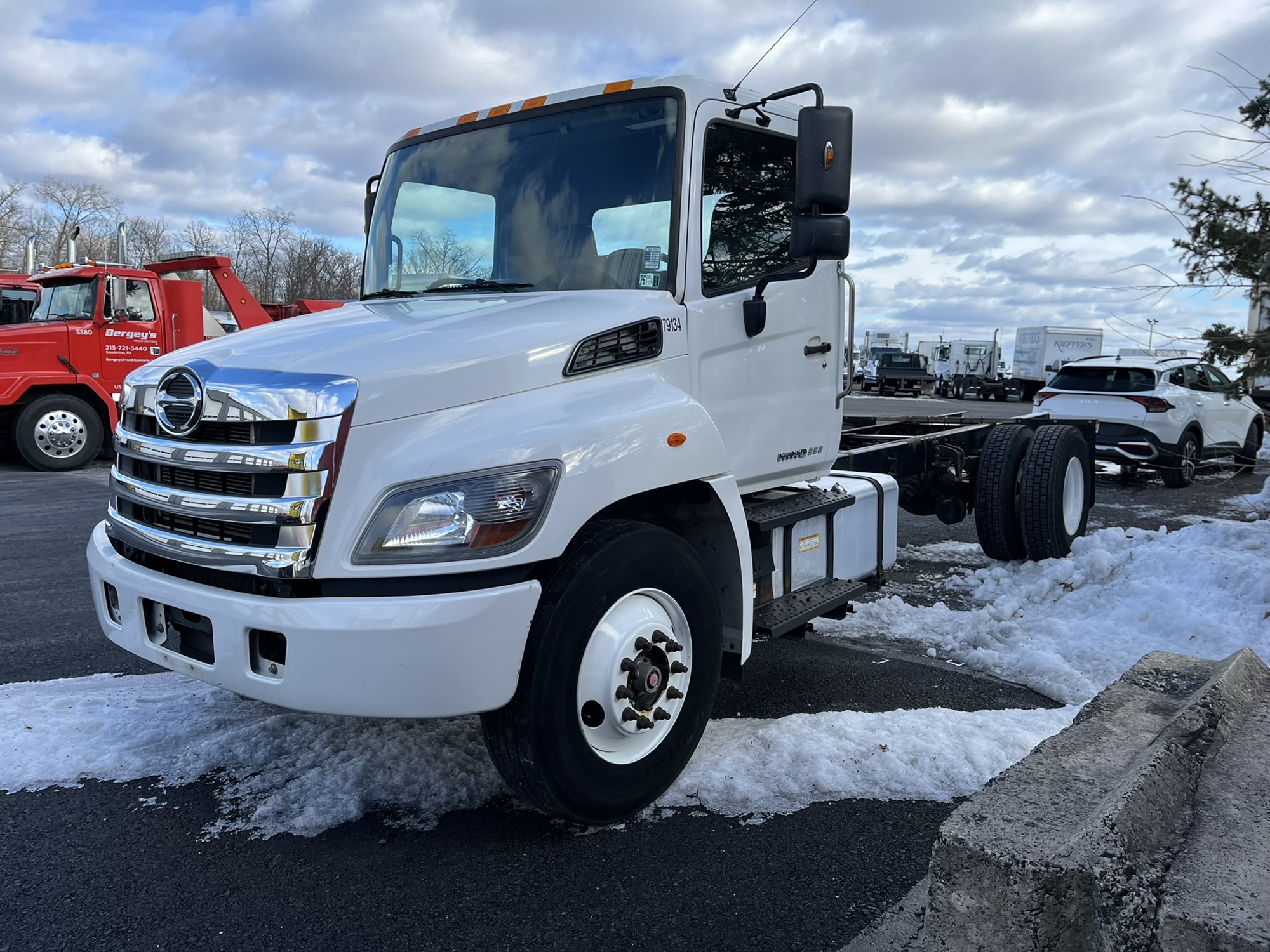 2019 HINO 268A 2019 HINO 268A - image 2 of 5