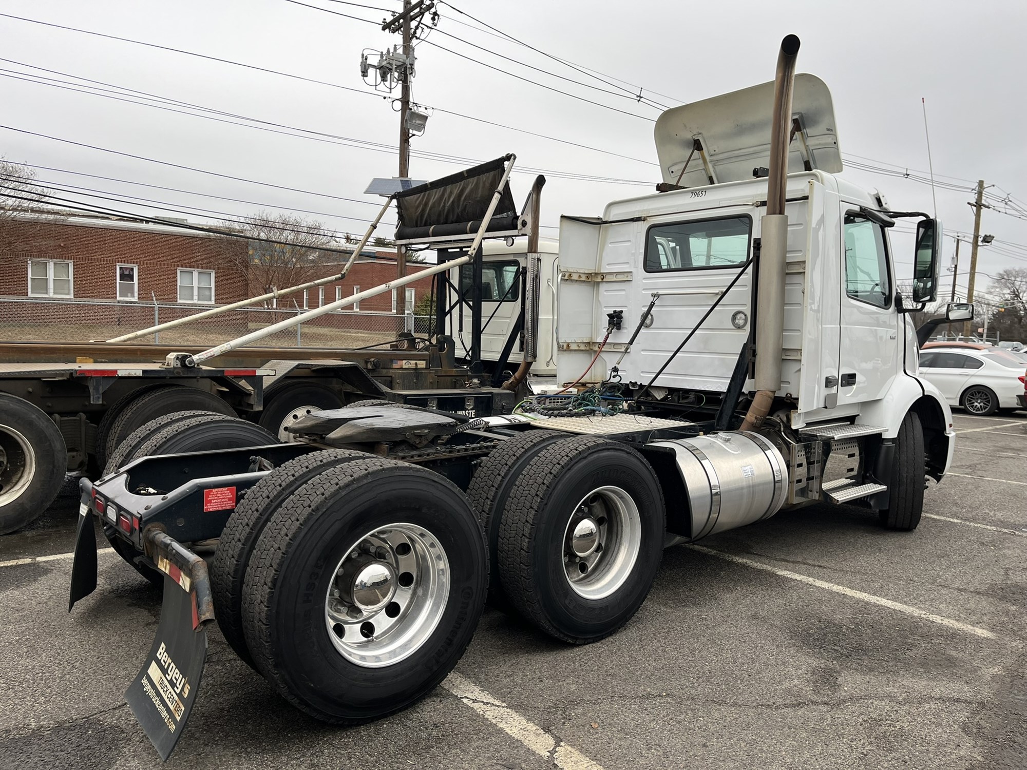 2019 VOLVO VNR64T300 2019 VOLVO VNR64T300 - image 3 of 6
