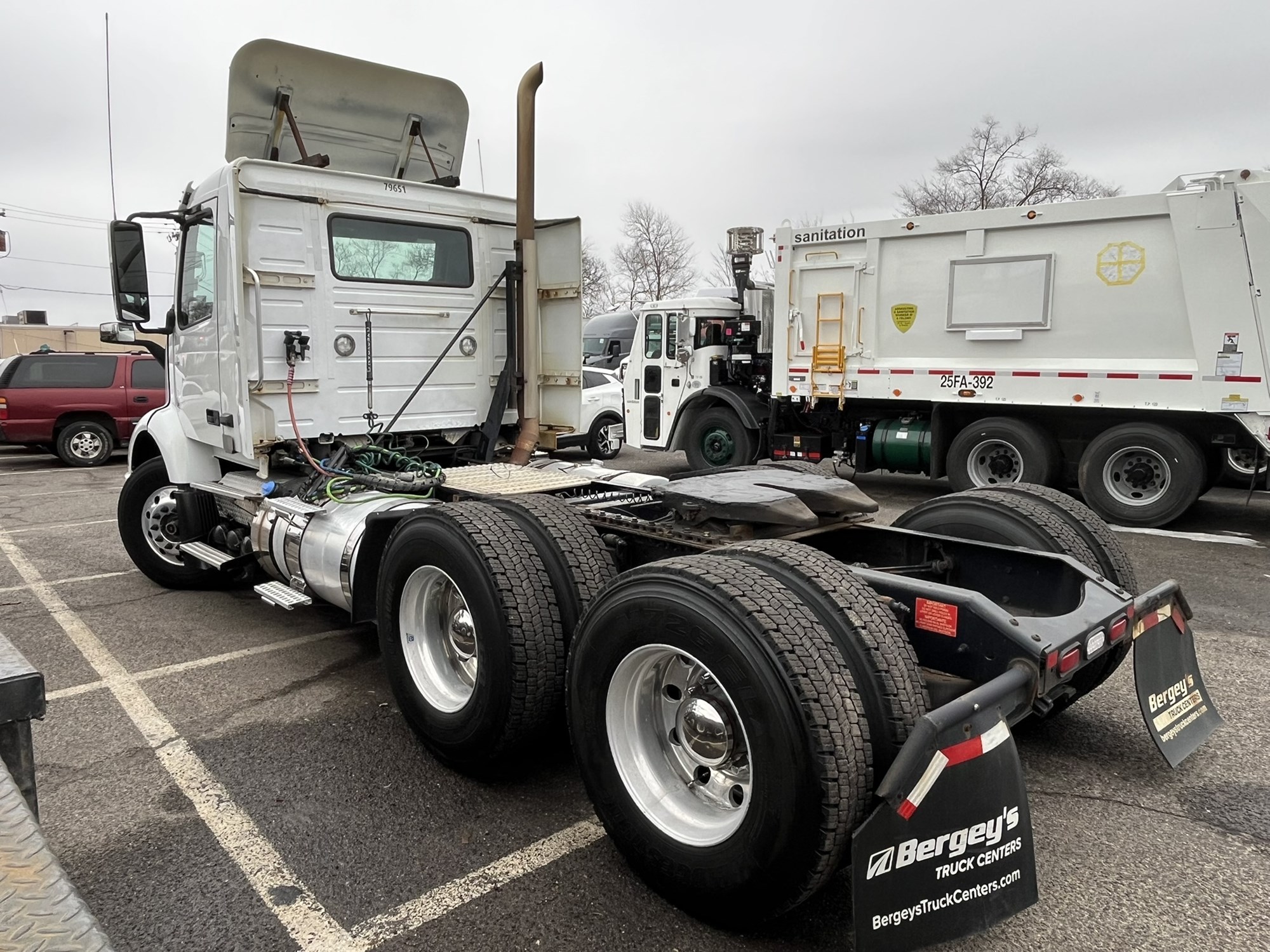 2019 VOLVO VNR64T300 2019 VOLVO VNR64T300 - image 4 of 6
