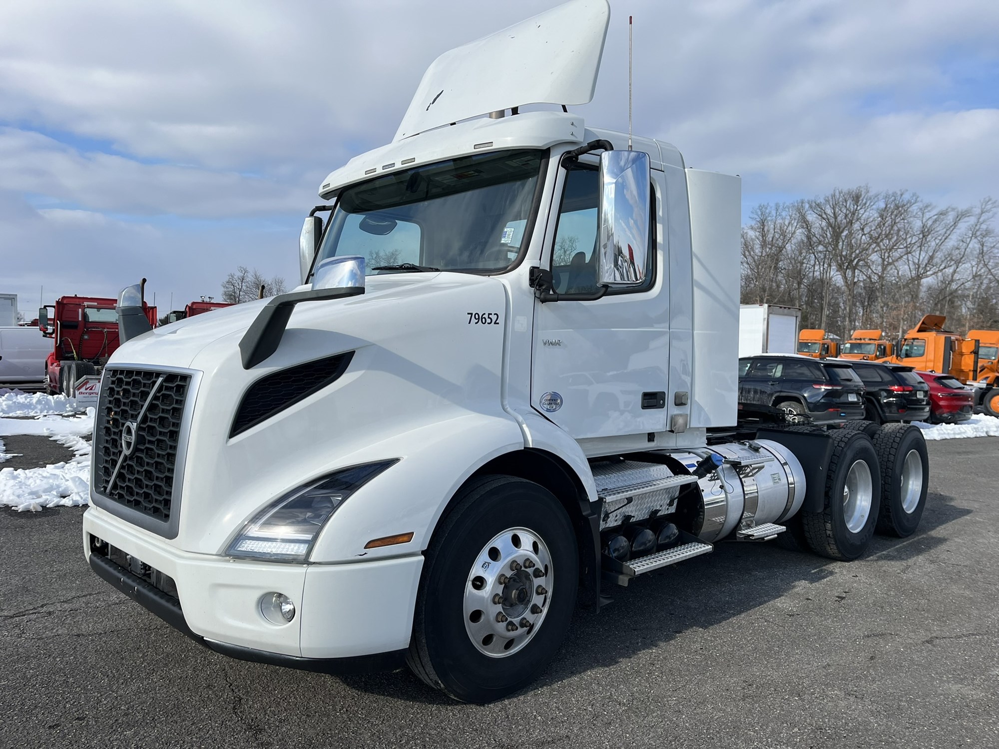 2019 VOLVO VNR64T300 2019 VOLVO VNR64T300 - image 1 of 6