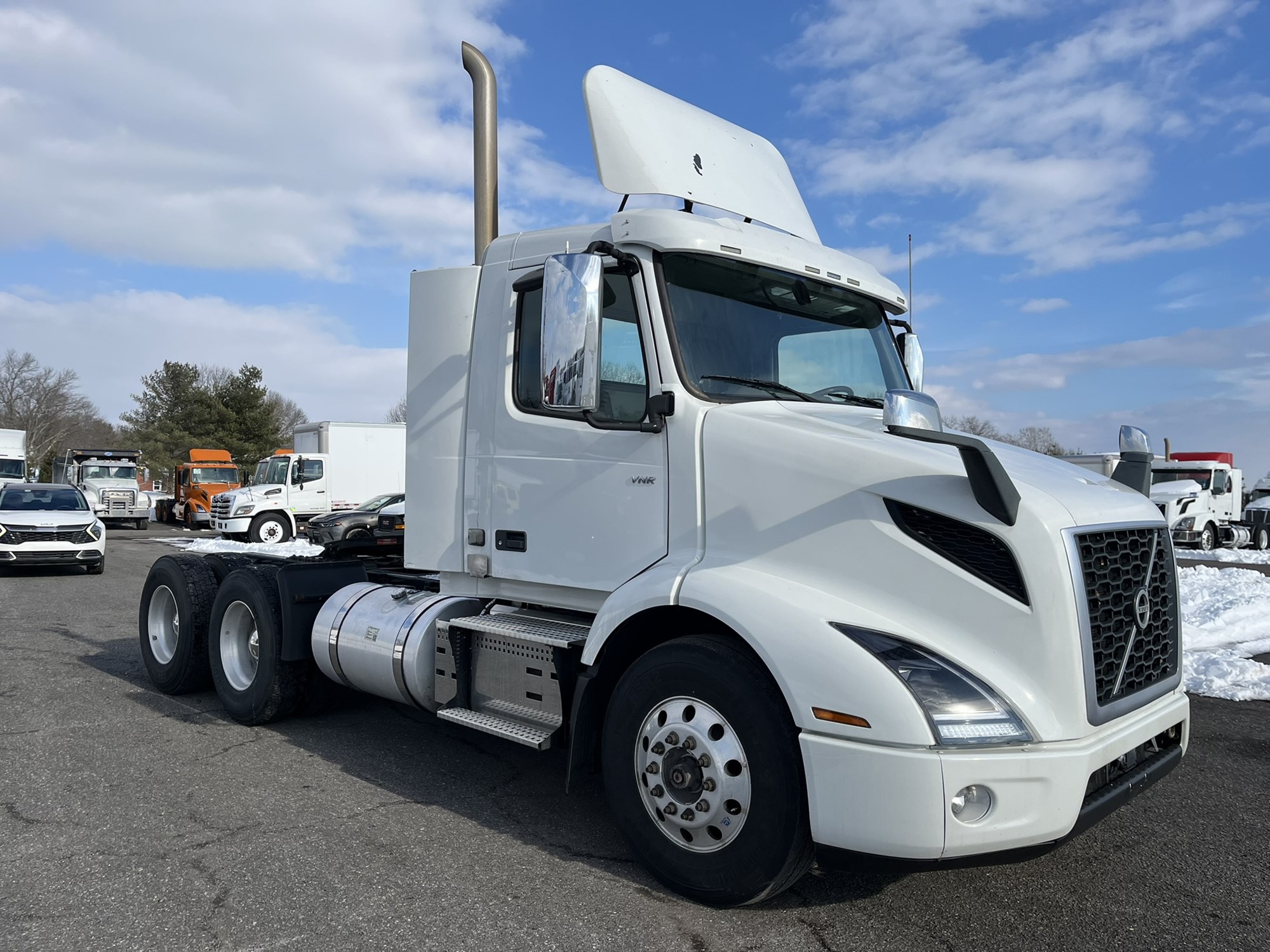 2019 VOLVO VNR64T300 2019 VOLVO VNR64T300 - image 3 of 6