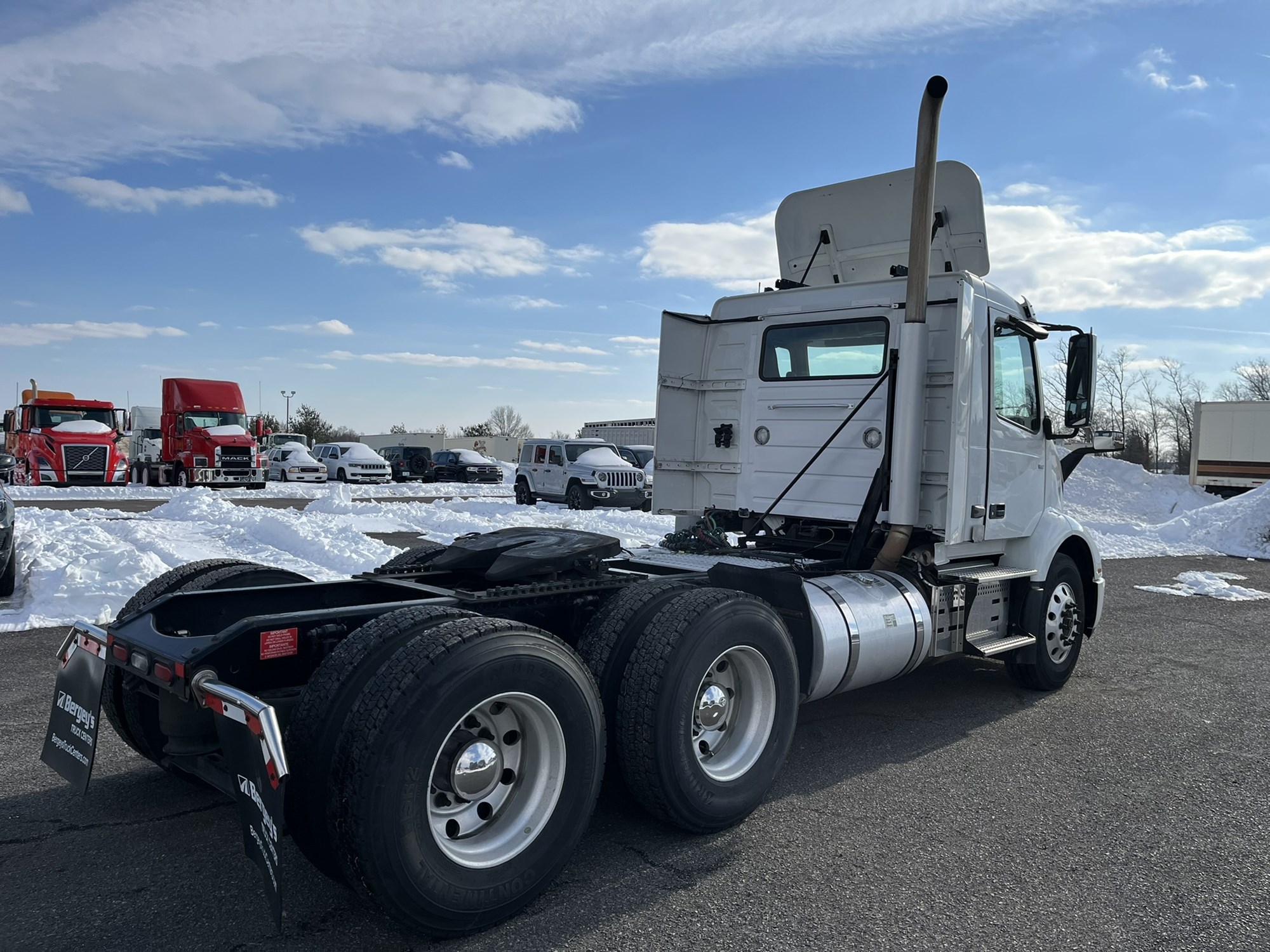2019 VOLVO VNR64T300 2019 VOLVO VNR64T300 - image 4 of 6