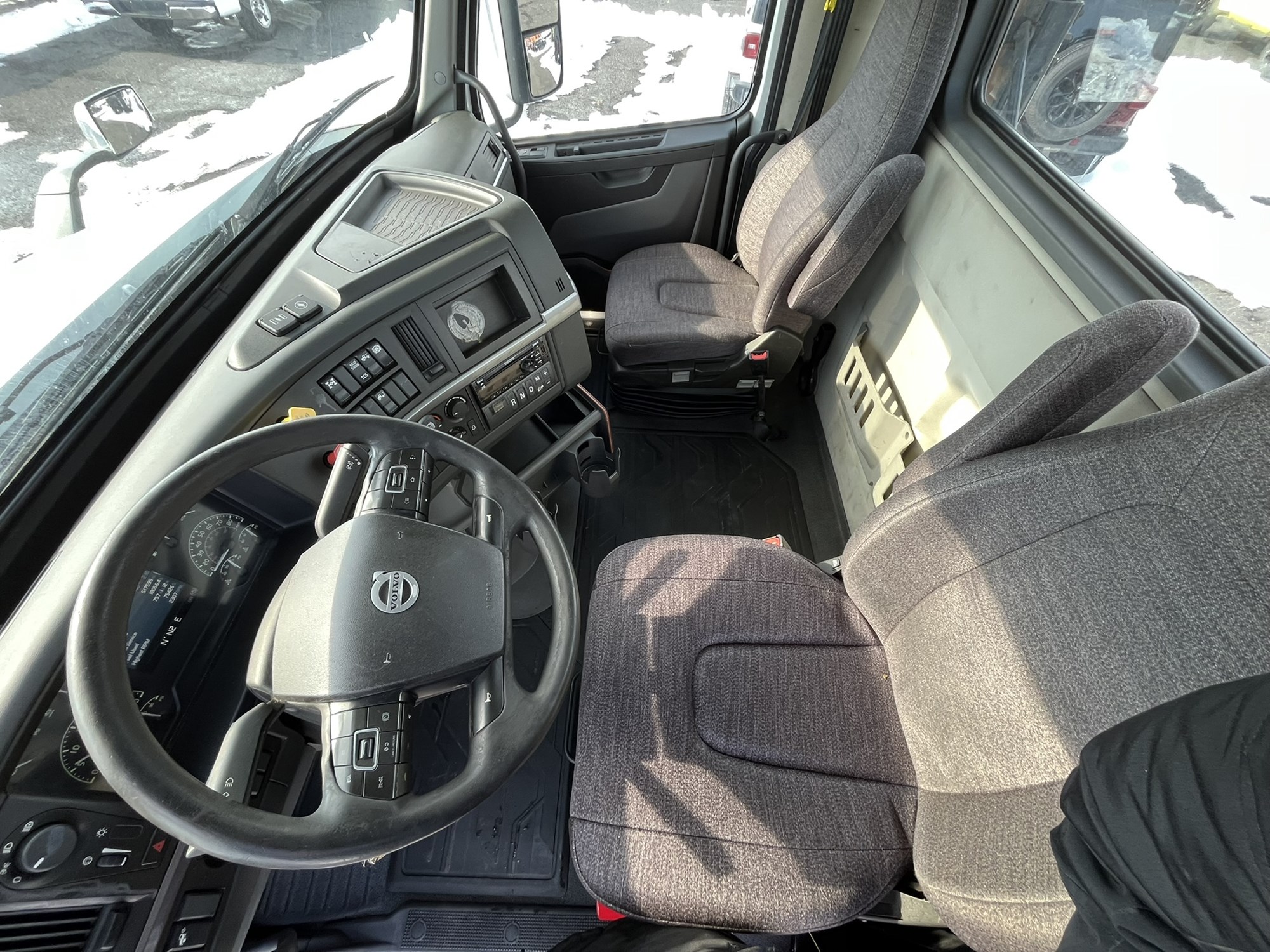 2019 VOLVO VNR64T300 1000574-12 2019 VOLVO VNR64T300 1000574-12