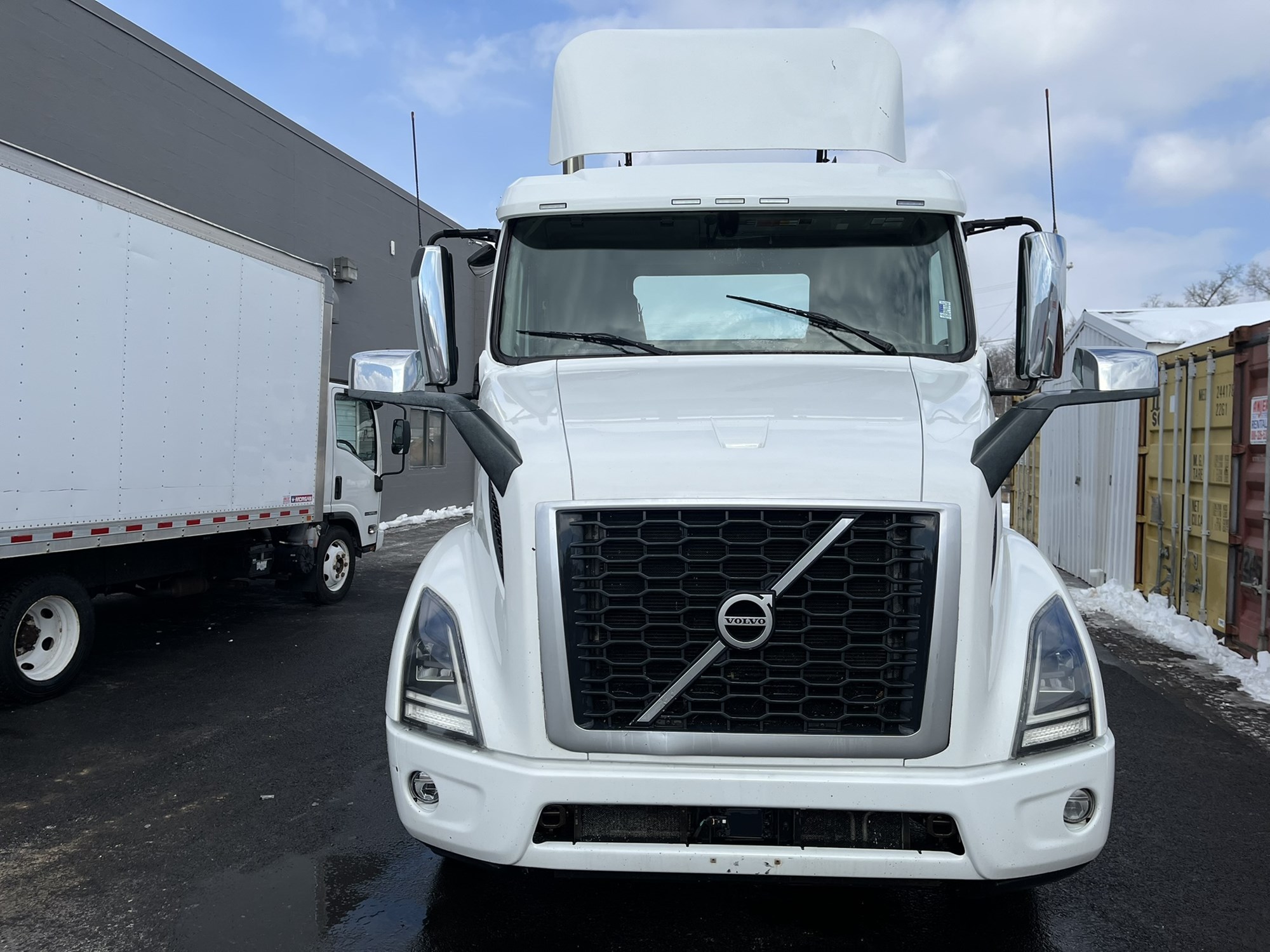 2019 VOLVO VNR64T300 2019 VOLVO VNR64T300 - image 2 of 6