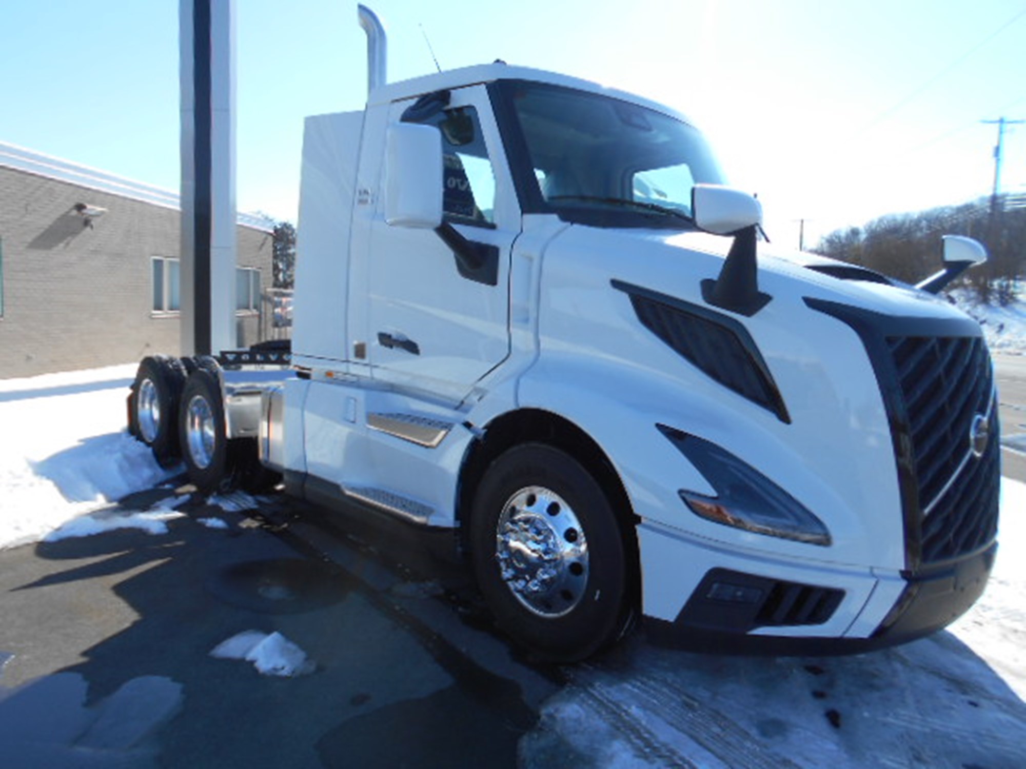 2025 VOLVO New VNL64T300 2025 VOLVO New VNL64T300 - image 2 of 6