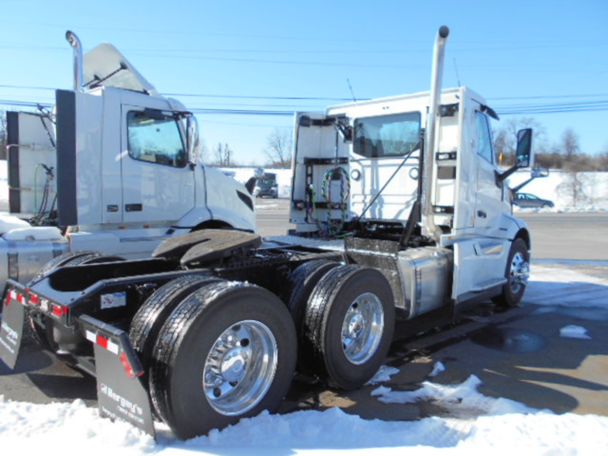 2025 VOLVO New VNL64T300 2025 VOLVO New VNL64T300 - image 3 of 6