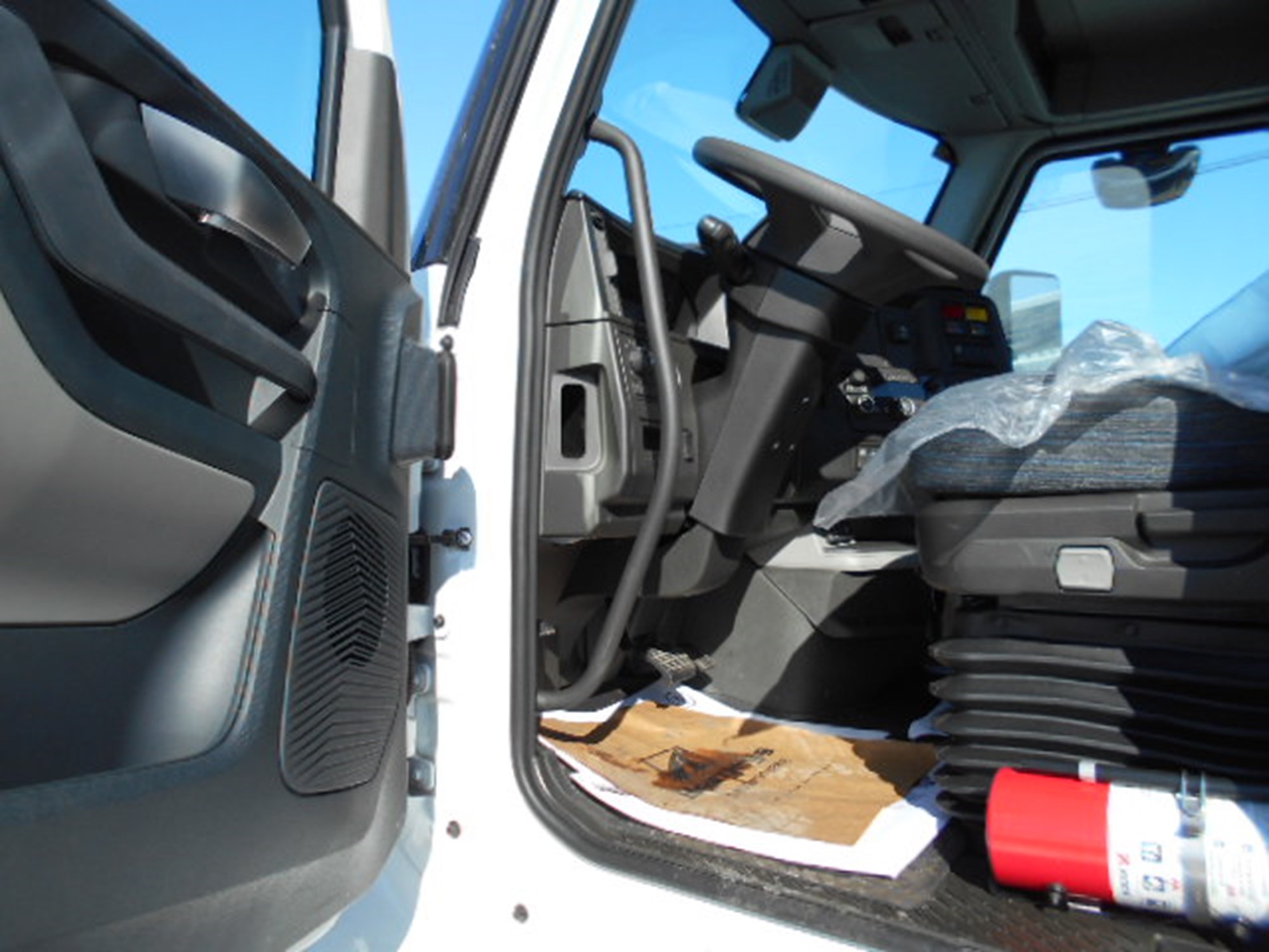 2025 VOLVO New VNL64T300 2025 VOLVO New VNL64T300 - image 5 of 6