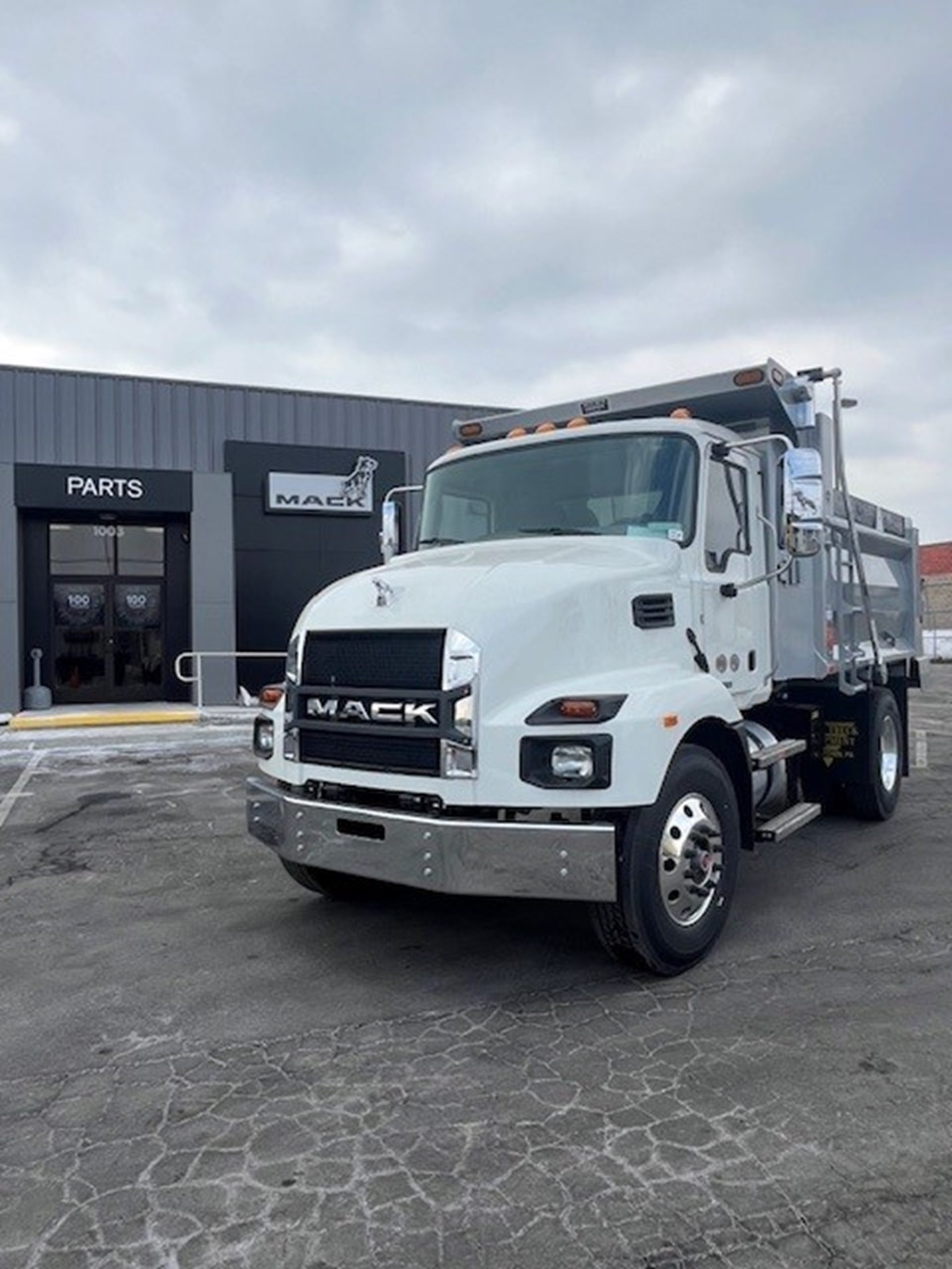 2026 MACK MD742 2026 MACK MD742 - image 2 of 6