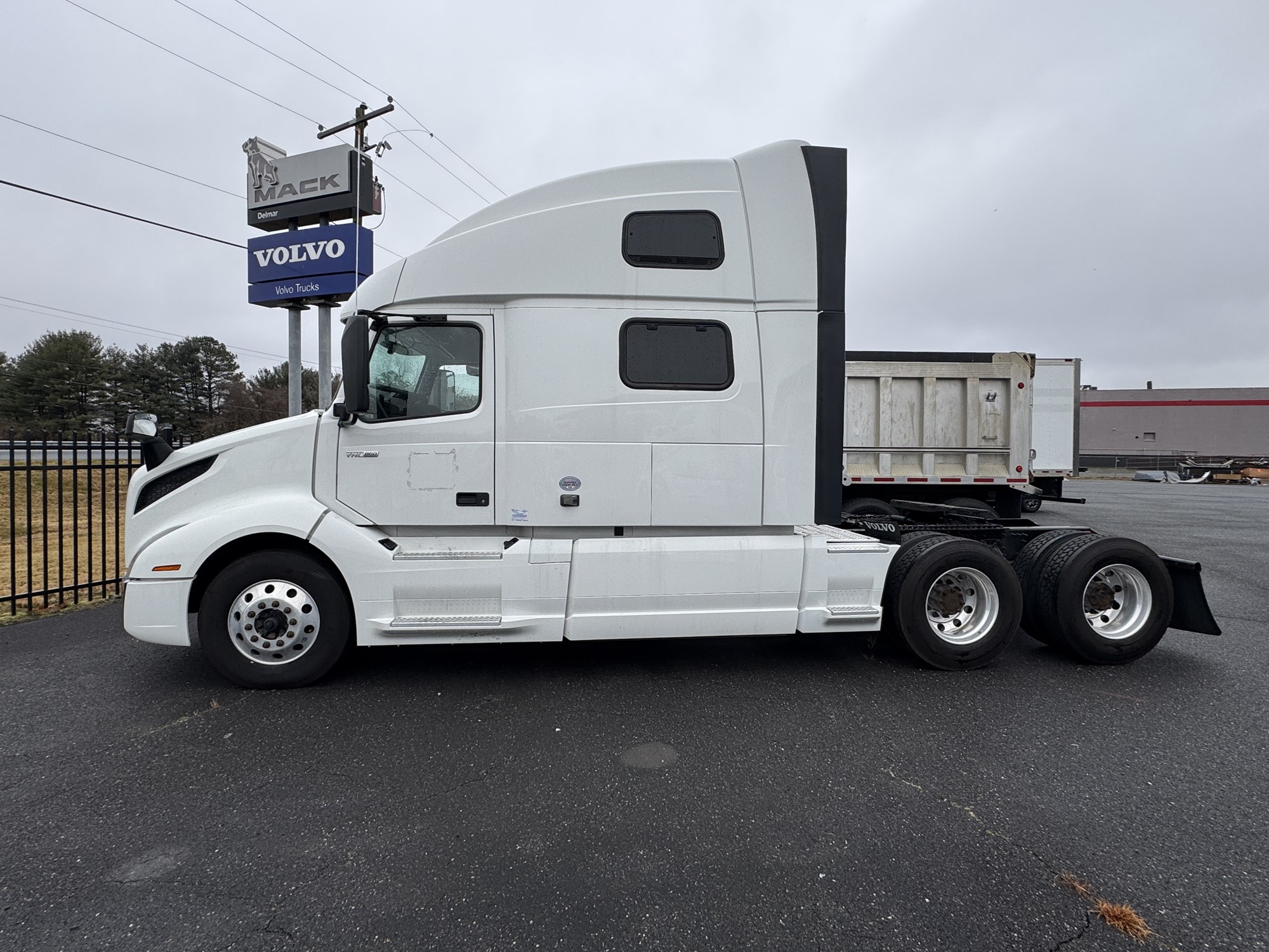 2023 VOLVO VNL860 2023 VOLVO VNL860 - image 3 of 6