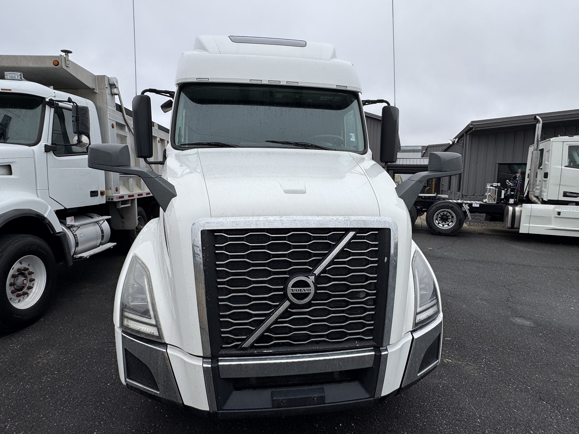 2023 VOLVO VNL860 2023 VOLVO VNL860 - image 4 of 6
