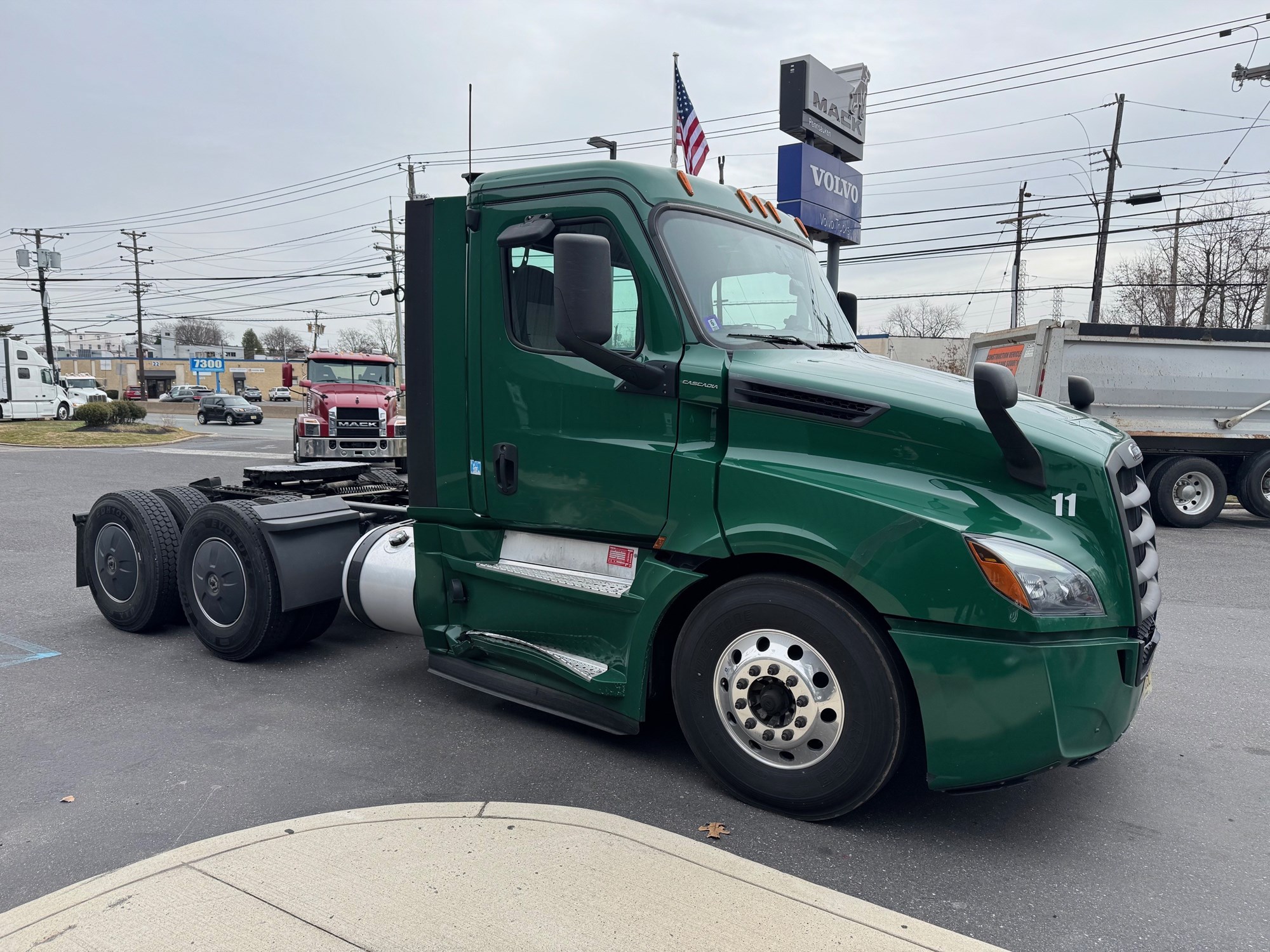 2020 FREIGHTLINER CASCADIA 126 2020 FREIGHTLINER CASCADIA 126 - image 2 of 6