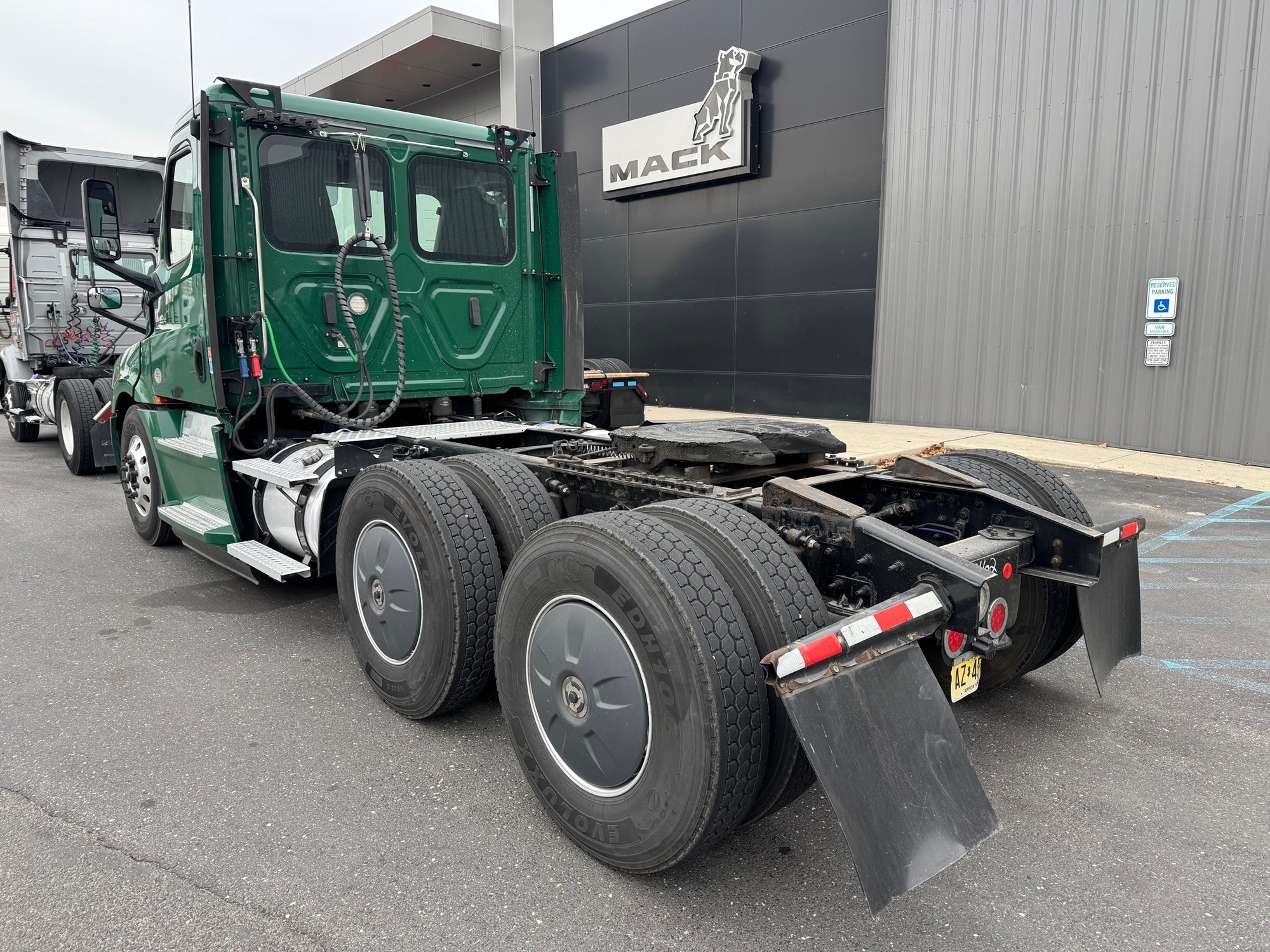 2020 FREIGHTLINER CASCADIA 126 2020 FREIGHTLINER CASCADIA 126 - image 4 of 6