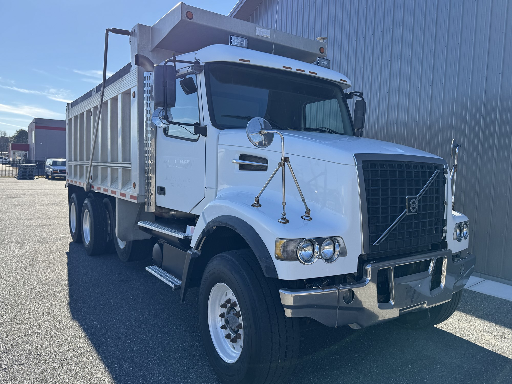 2006 VOLVO VHD 2006 VOLVO VHD - image 2 of 6