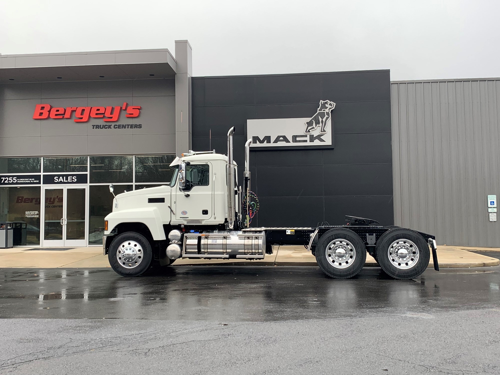 2027 MACK Pinnacle 64T DC 2027 MACK Pinnacle 64T DC - image 2 of 3