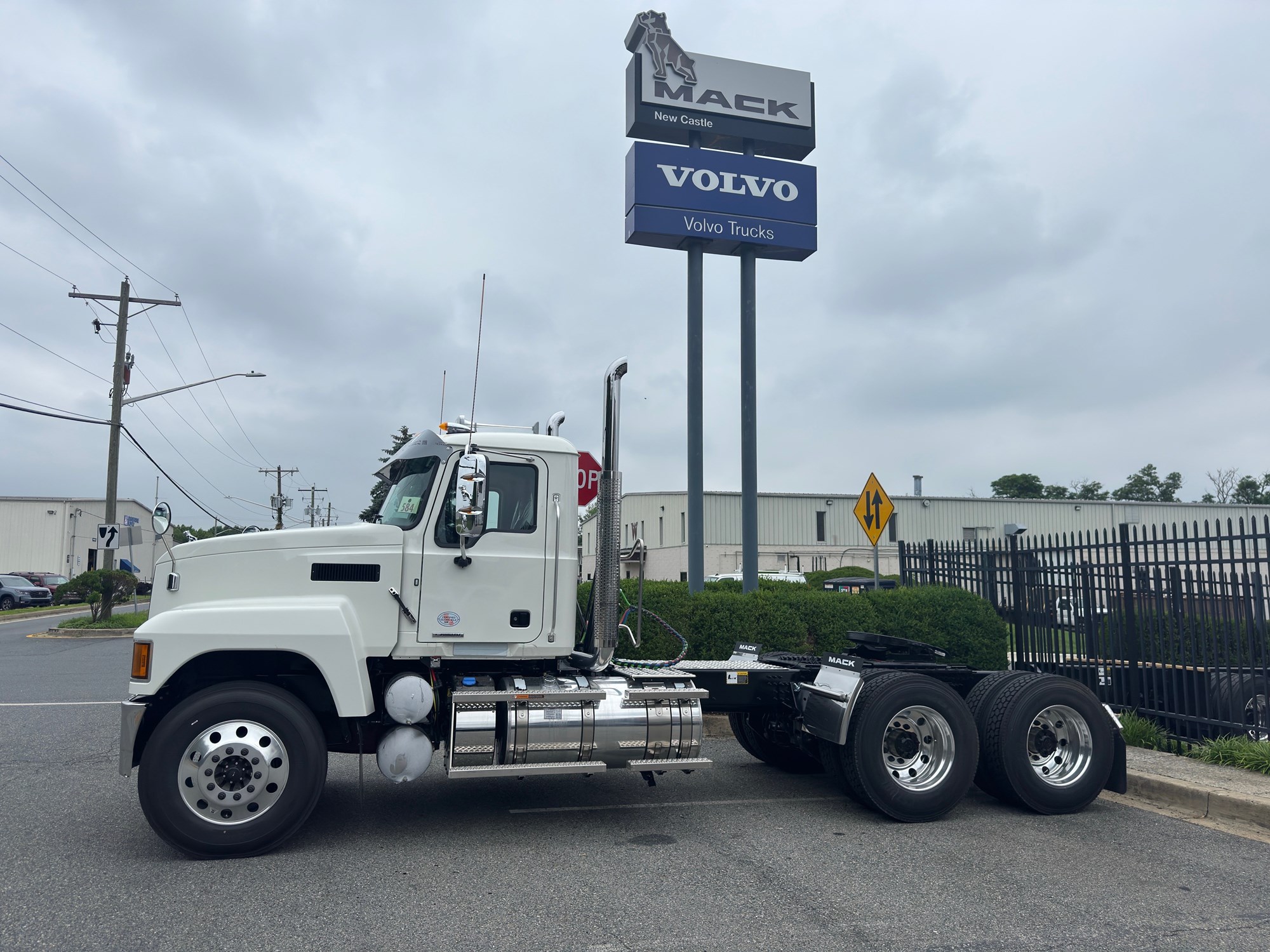 2027 MACK Pinnacle 64T DC 2027 MACK Pinnacle 64T DC - image 1 of 1