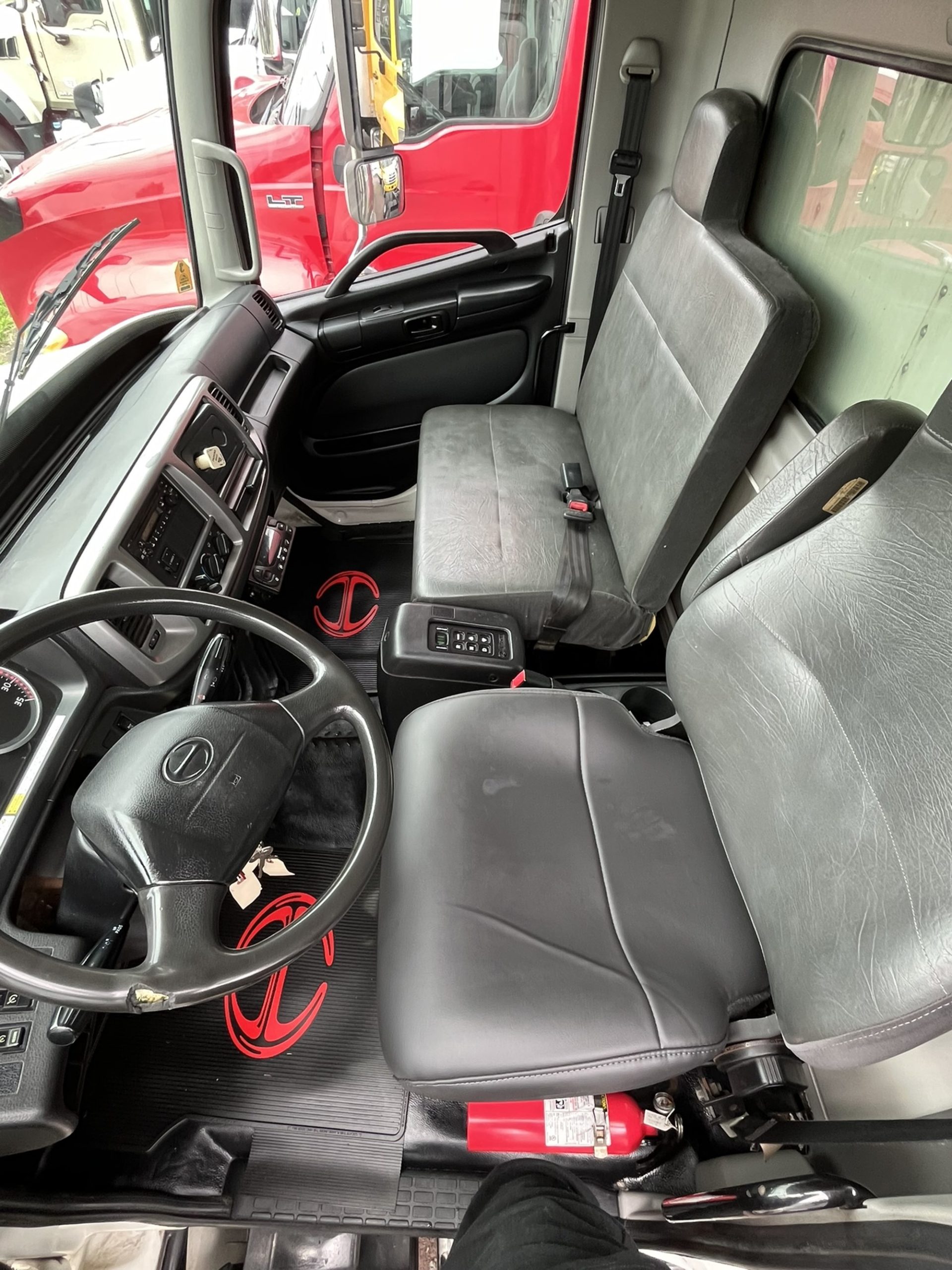 2014 HINO 338 2014 HINO 338 - image 5 of 6