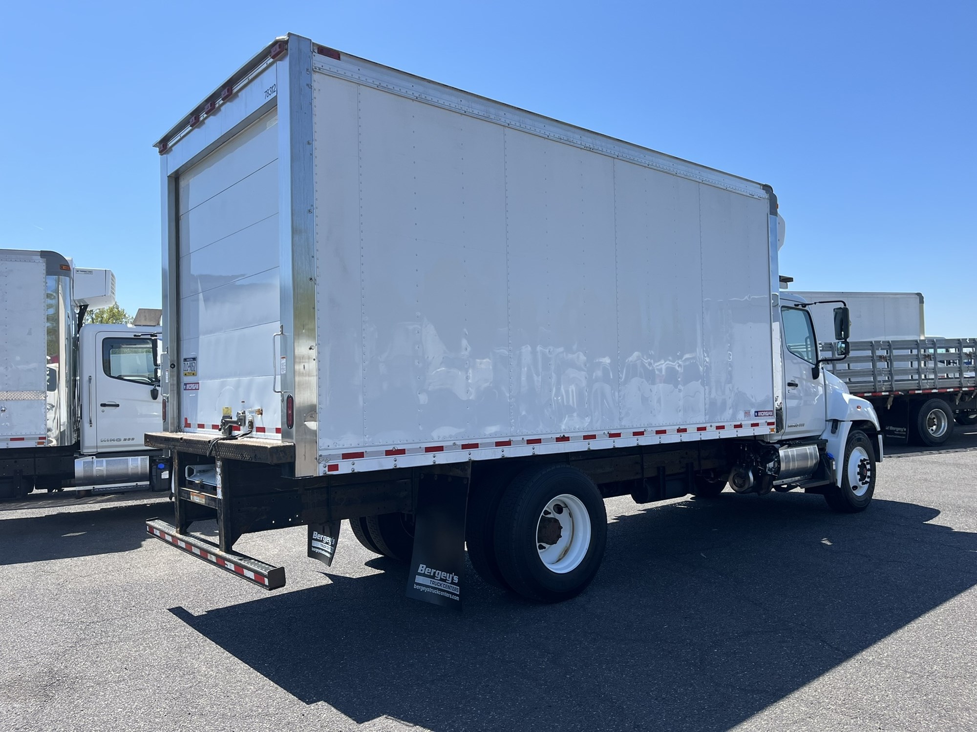 2018 HINO 268A 2018 HINO 268A - image 4 of 6
