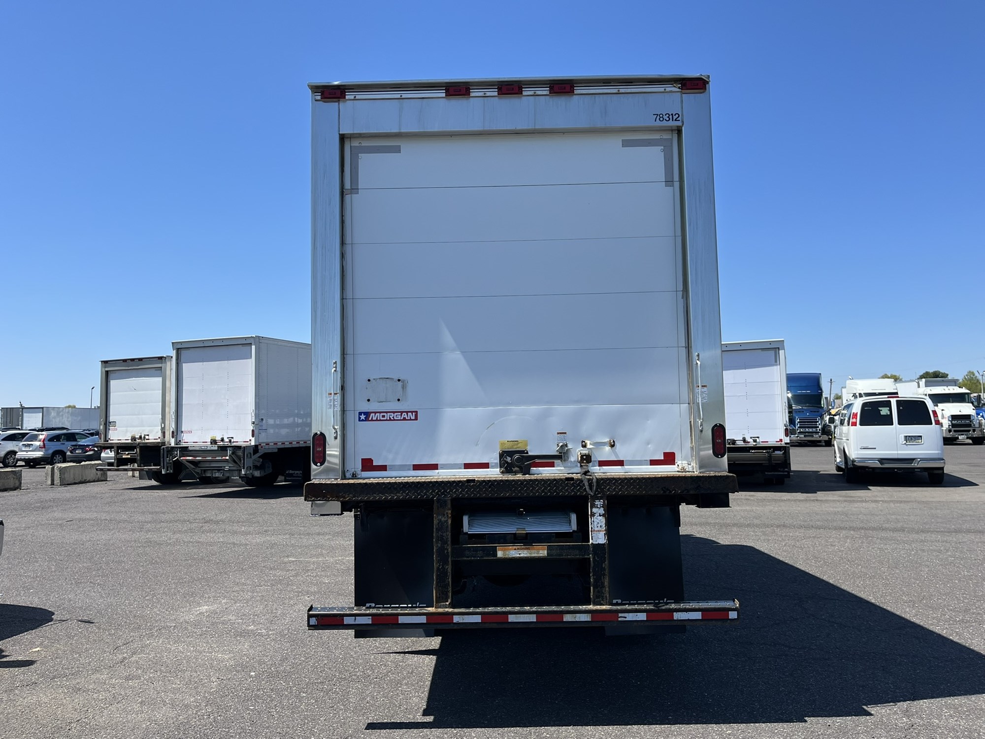2018 HINO 268A 2018 HINO 268A - image 5 of 6