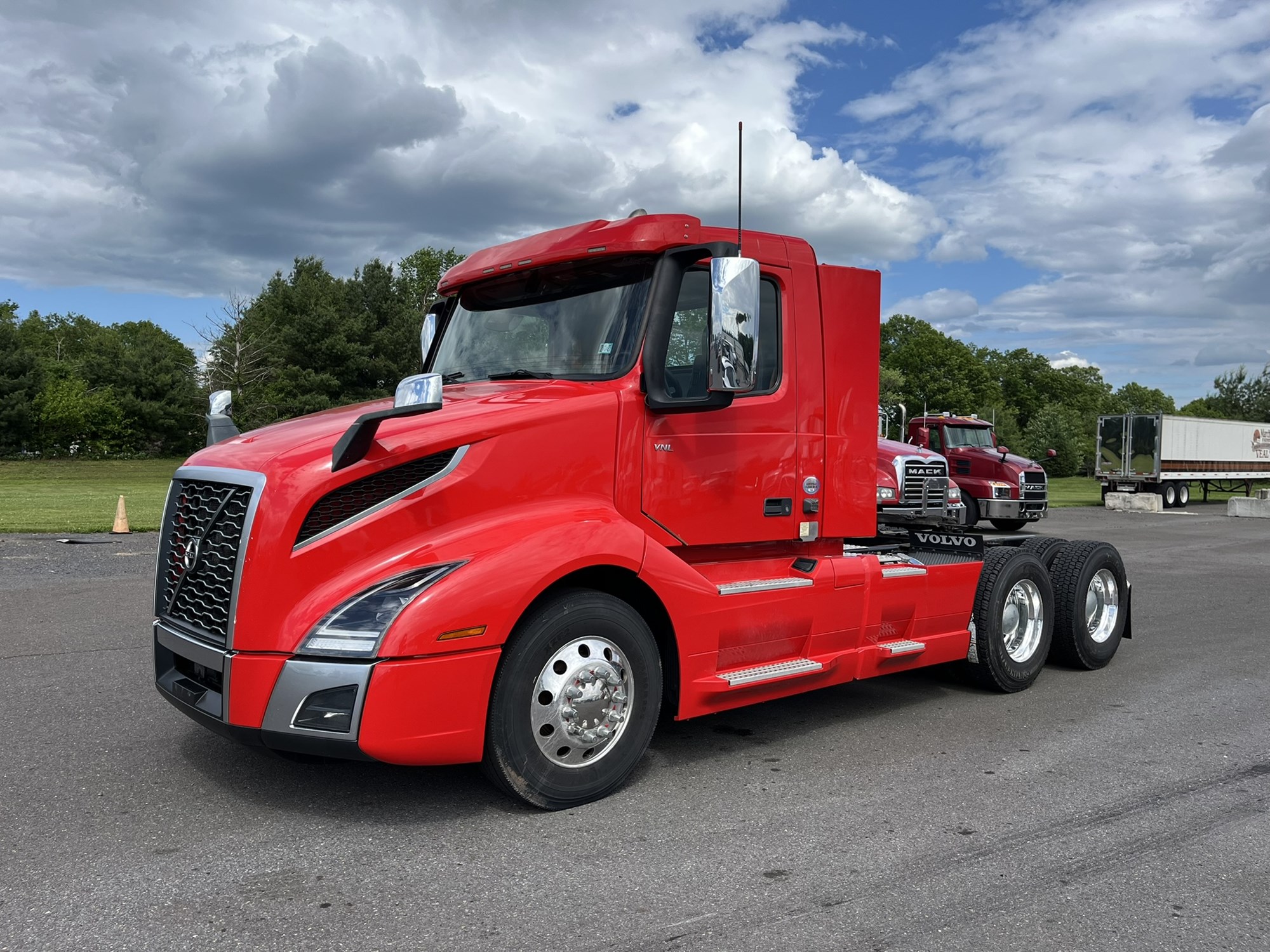 2023 VOLVO VNL64T N 1001334-01 2023 VOLVO VNL64T N 1001334-01