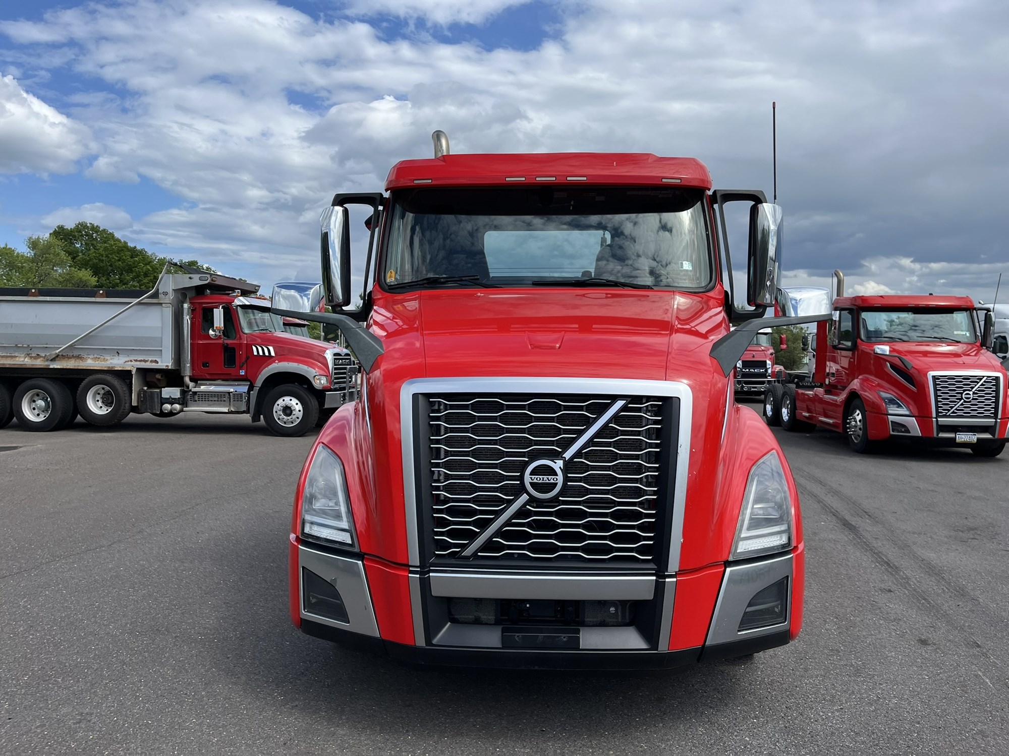 2023 VOLVO VNL64T N 1001334-02 2023 VOLVO VNL64T N 1001334-02