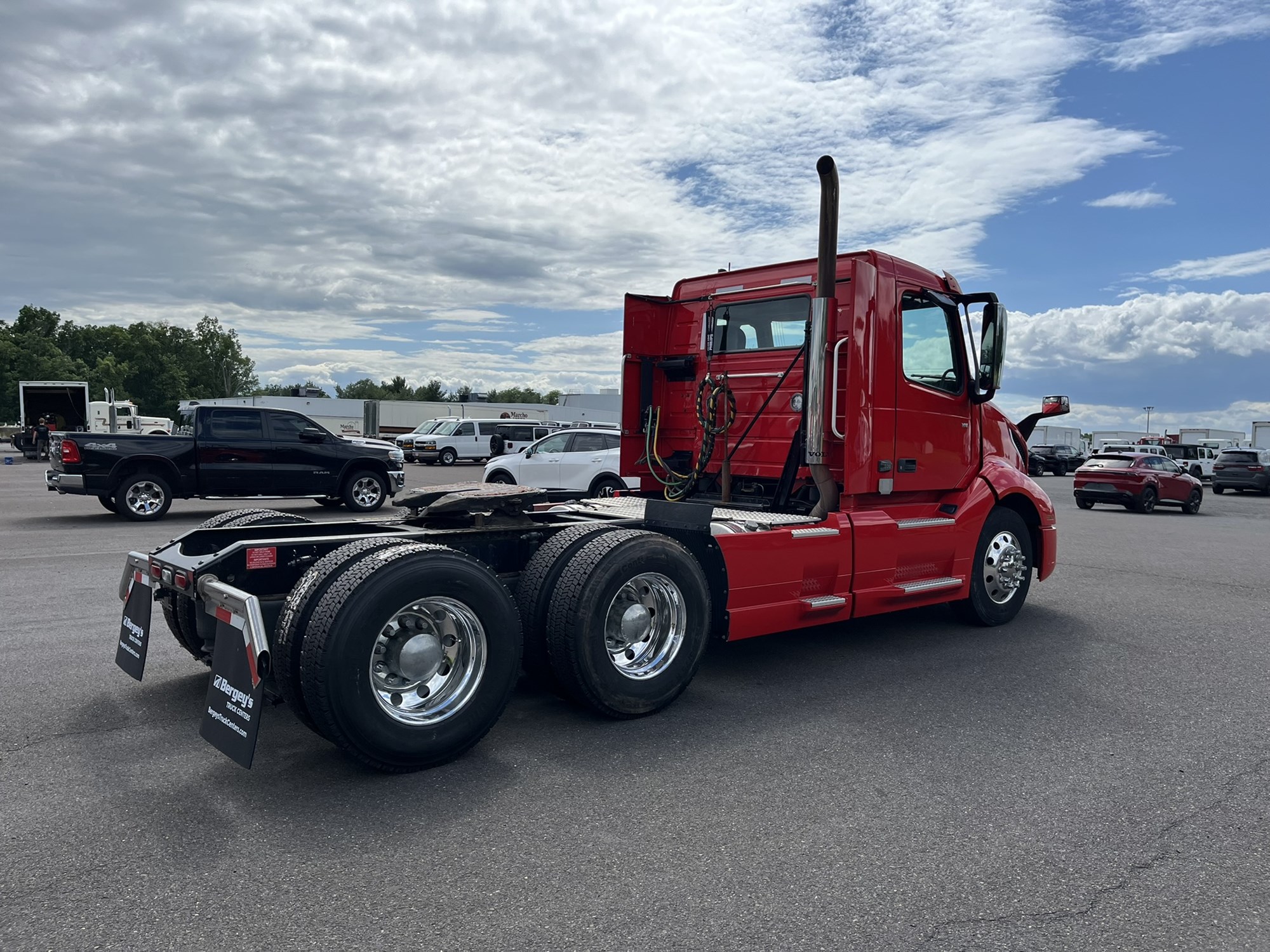 2023 VOLVO VNL64T N 1001334-04 2023 VOLVO VNL64T N 1001334-04