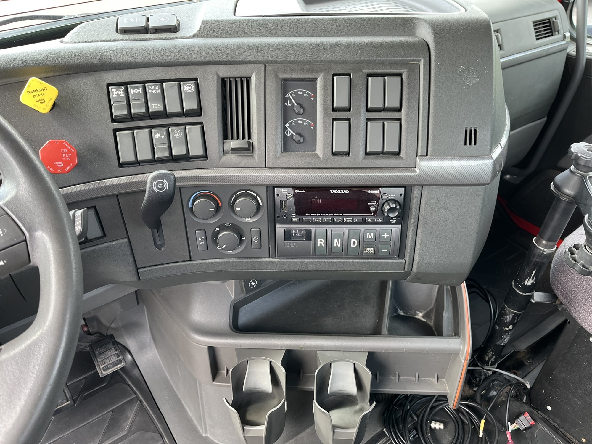 2023 VOLVO VNL64T N 1001334-10 2023 VOLVO VNL64T N 1001334-10
