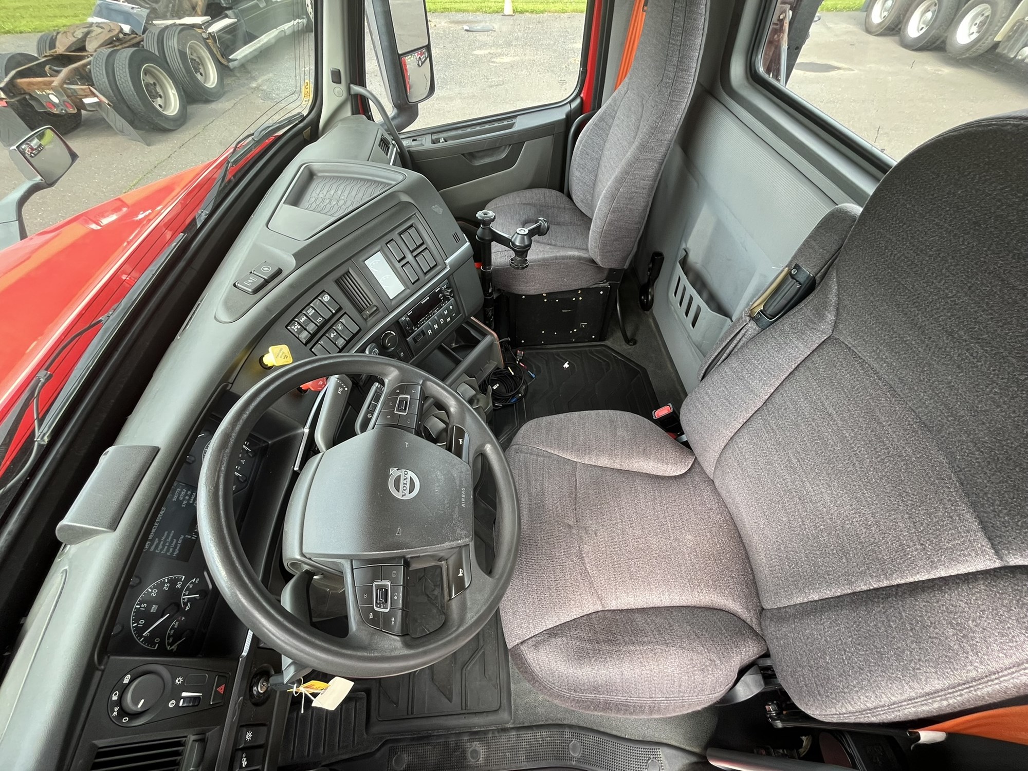 2023 VOLVO VNL64T N 1001334-12 2023 VOLVO VNL64T N 1001334-12