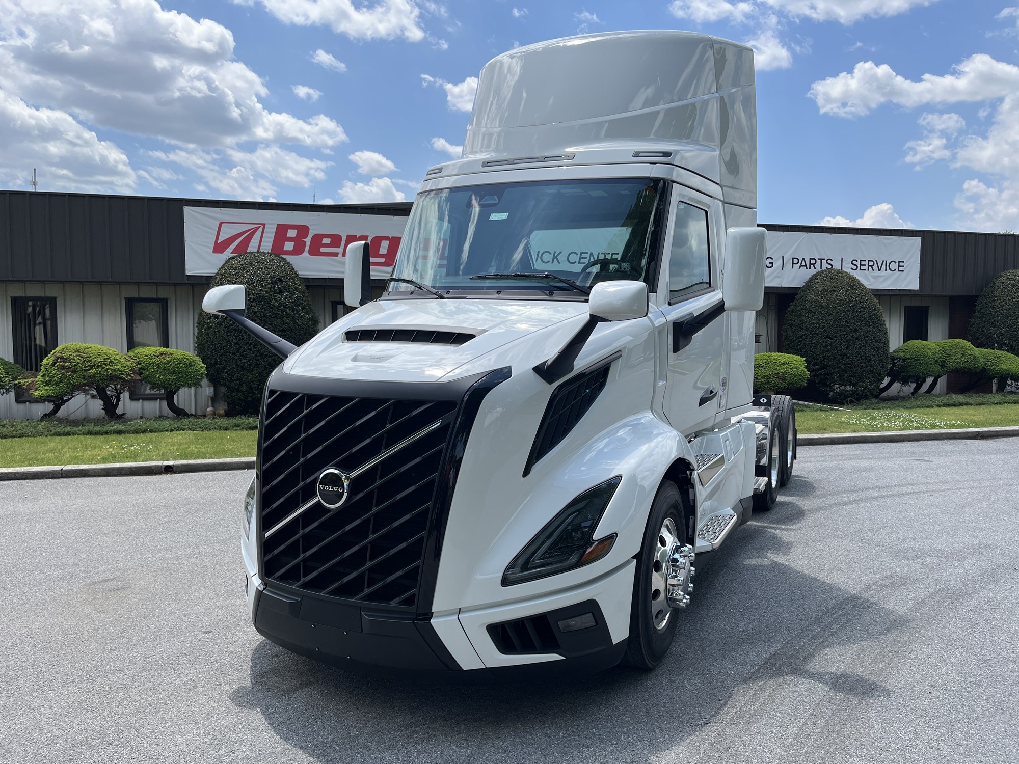 2025 VOLVO New VNL64T300 2025 VOLVO New VNL64T300 - image 1 of 6