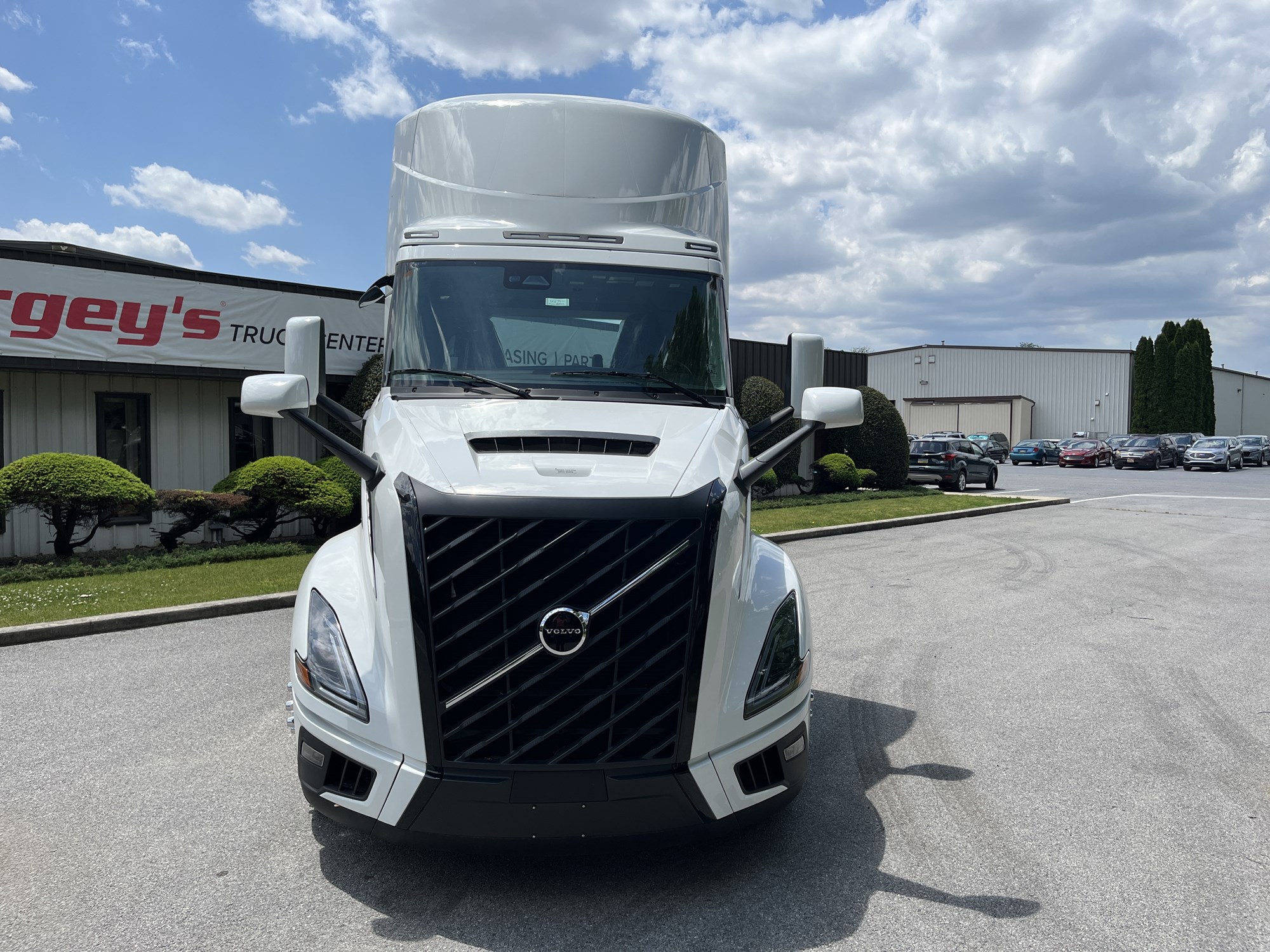 2025 VOLVO New VNL64T300 2025 VOLVO New VNL64T300 - image 2 of 6