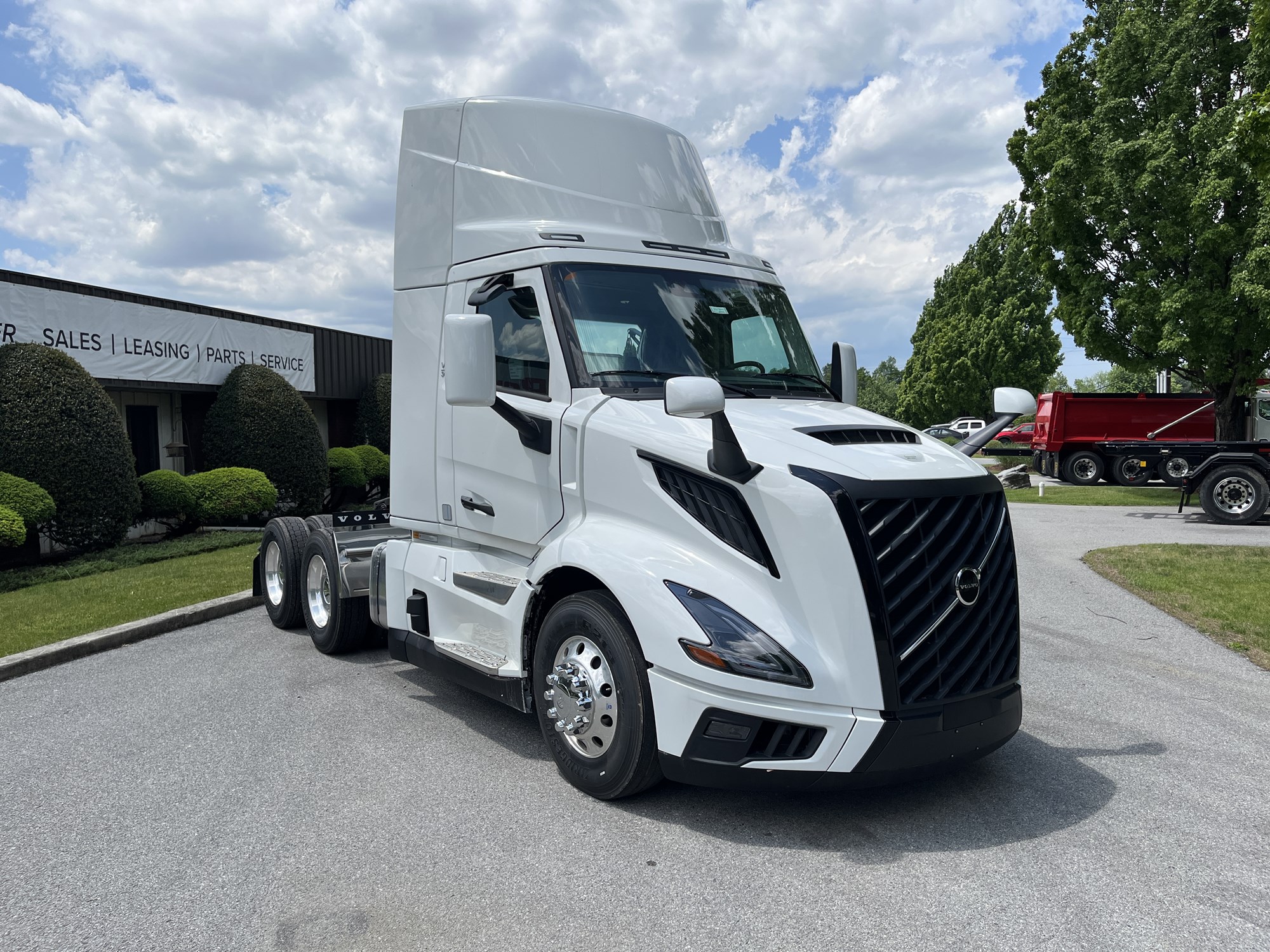 2025 VOLVO New VNL64T300 2025 VOLVO New VNL64T300 - image 3 of 6