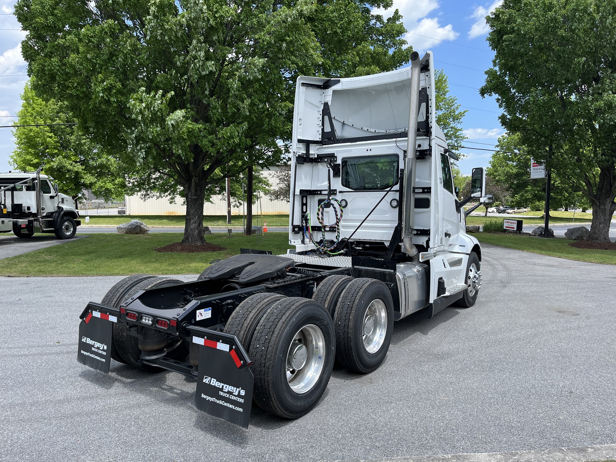 2025 VOLVO New VNL64T300 2025 VOLVO New VNL64T300 - image 5 of 6